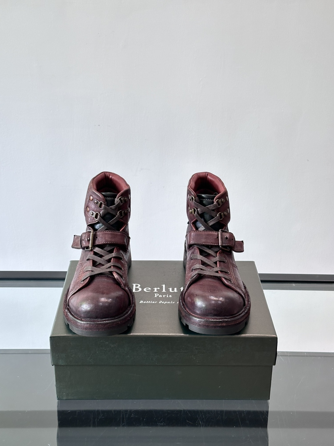 BERLUT*布鲁提 男士新款秋冬马皮系带靴这款靴子采用水洗马皮鞋面打造，鞋身手工擦色工艺处理。简约光面