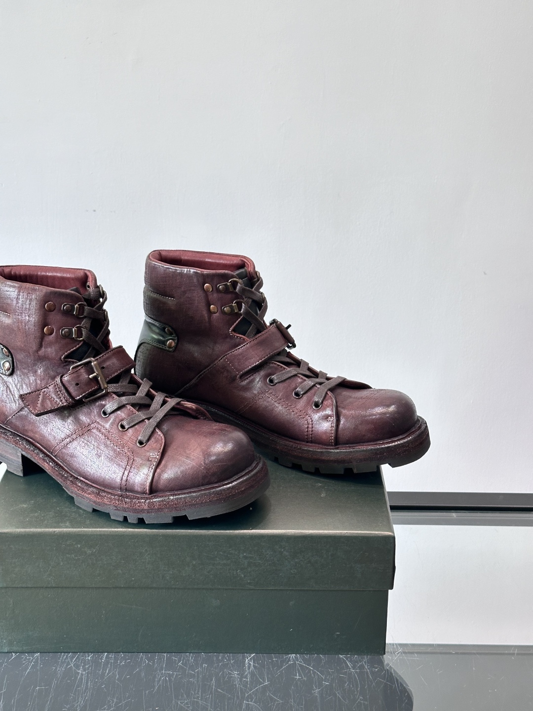 BERLUT*布鲁提 男士新款秋冬马皮系带靴这款靴子采用水洗马皮鞋面打造，鞋身手工擦色工艺处理。简约光面