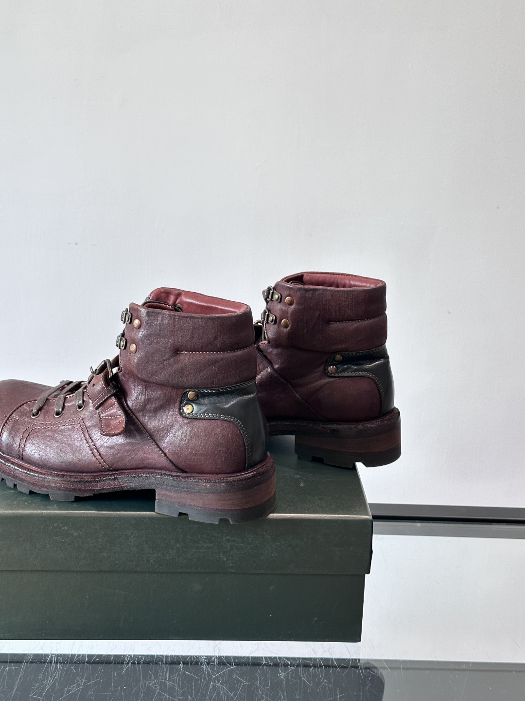 BERLUT*布鲁提 男士新款秋冬马皮系带靴这款靴子采用水洗马皮鞋面打造，鞋身手工擦色工艺处理。简约光面