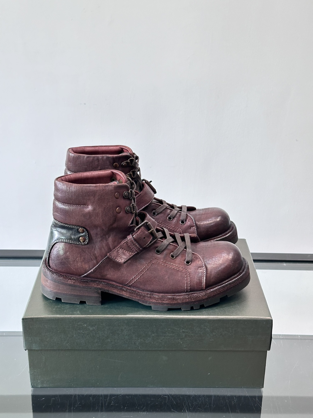 NO:552915,BERLUT* men's new autumn and winter horsehide lace-up boots  This boot is made of washed horsehide upper, and the shoe body is processed by hand-rubbing process. Simple glossy design, soft leather, natural and delicate texture, translucent luster, lace-up style with waxed laces, inner zipper opening and closing, making it easier and faster to put on and take off. Round toe  The silhouette of the boots, horse leather lining with embossed logo cowhide feet, and leather rubber outsole combination. The entire pair of shoes is washed and color-brushed after completion. The unique style presents different effects. The upper foot leather is very soft and comfortable. It is a work of art and comes with a full set of original packaging!  ,size38-44 (45 customized),Berluti Bruti,boots,cowhide19860909BERLUT*布鲁提 男士新款秋冬马皮系带靴 这款靴子采用水洗马皮鞋面打造,鞋身手工擦色工艺处理.简约光面设计,皮质柔软,纹理自然细腻,光泽透亮,系带款式搭配打蜡系带,内侧拉链开合,穿脱更加方便快捷.圆头靴轮廓,马皮内里配以压纹徽标牛皮垫脚,搭配真皮橡胶组合大底,整双鞋成品后经过水洗擦色处理,独特风格呈现出不同的效果,上脚皮很柔软舒适,艺术之作,配全套原包装！ ,size38-44（45定制）,Berluti 布鲁提,boots,cowhide,Men's shoes