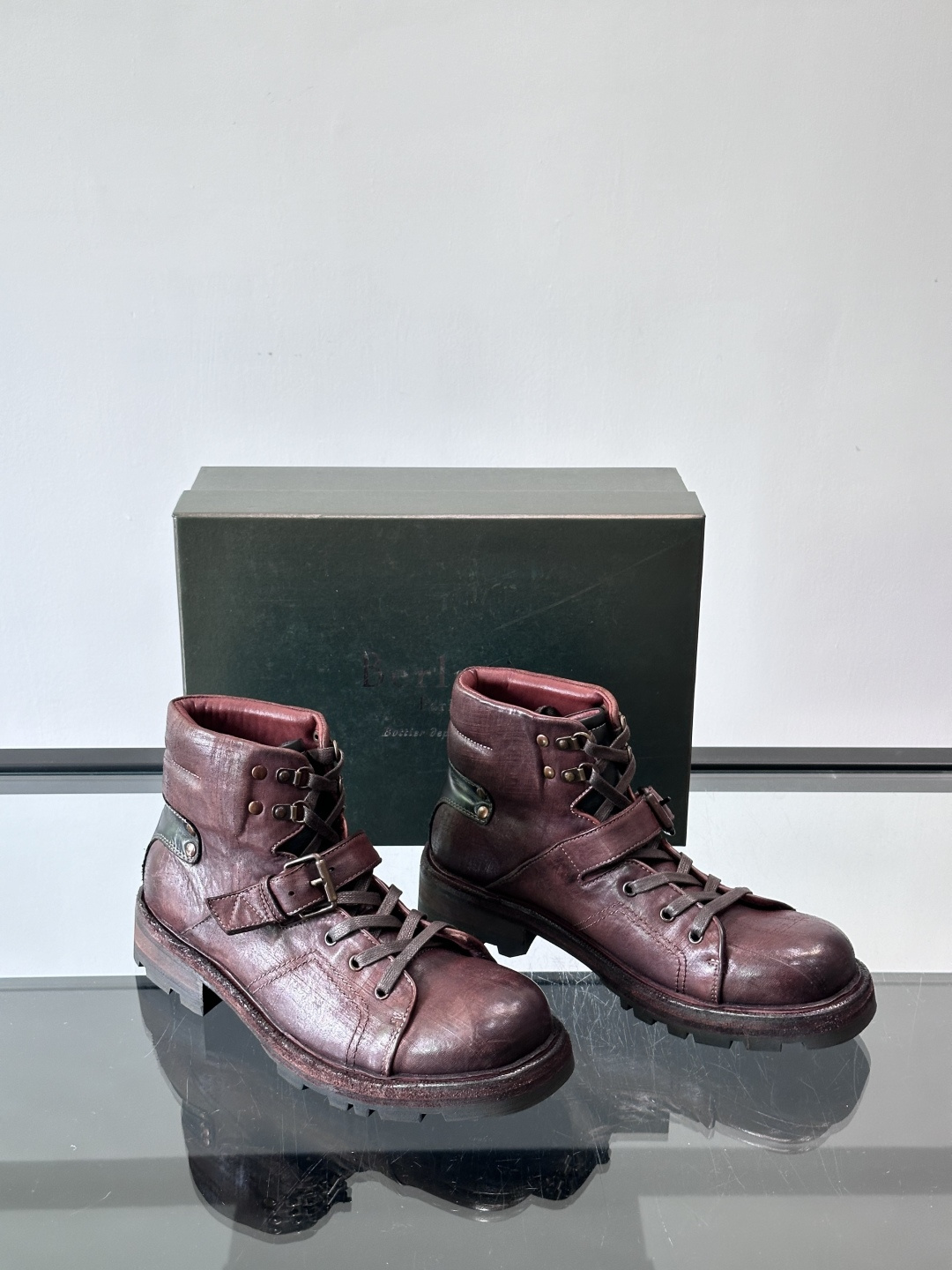 BERLUT*布鲁提 男士新款秋冬马皮系带靴这款靴子采用水洗马皮鞋面打造，鞋身手工擦色工艺处理。简约光面