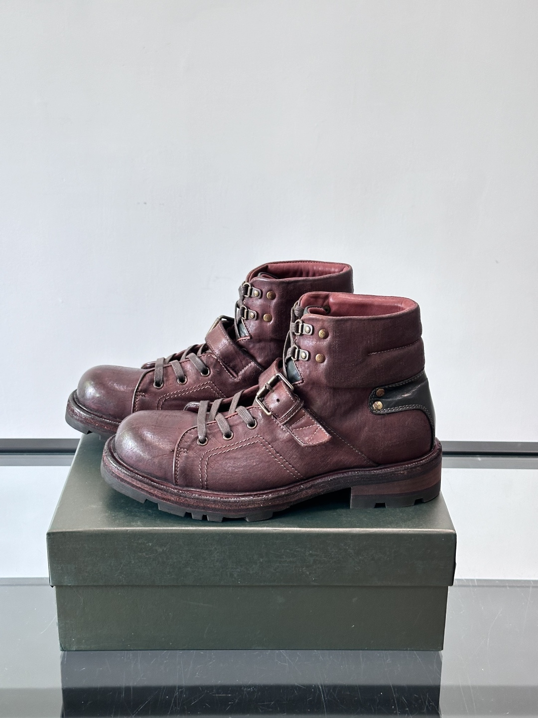 BERLUT*布鲁提 男士新款秋冬马皮系带靴这款靴子采用水洗马皮鞋面打造，鞋身手工擦色工艺处理。简约光面