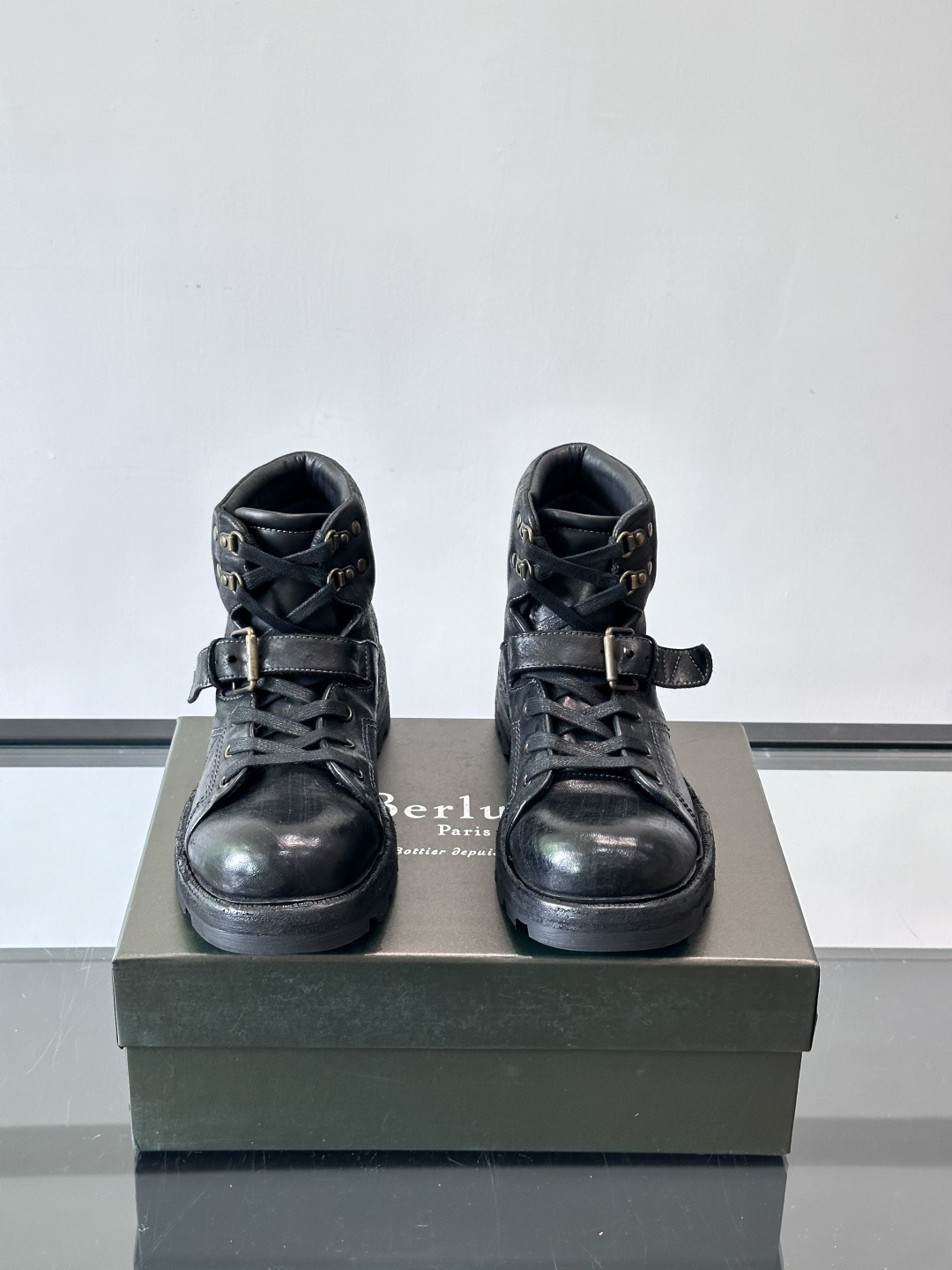 BERLUT*布鲁提 男士新款秋冬马皮系带靴这款靴子采用水洗马皮鞋面打造，鞋身手工擦色工艺处理。简约光面