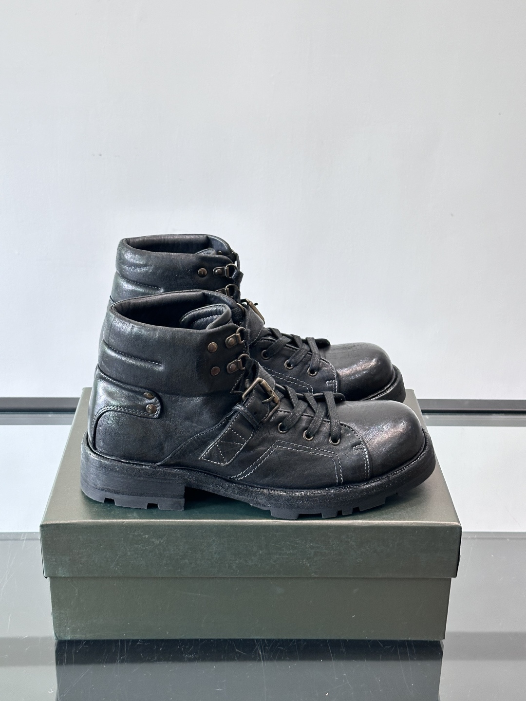 BERLUT*布鲁提 男士新款秋冬马皮系带靴这款靴子采用水洗马皮鞋面打造，鞋身手工擦色工艺处理。简约光面