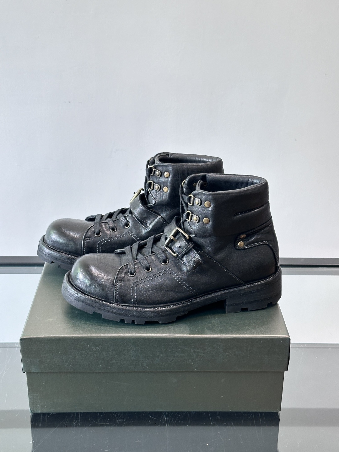 BERLUT*布鲁提 男士新款秋冬马皮系带靴这款靴子采用水洗马皮鞋面打造，鞋身手工擦色工艺处理。简约光面