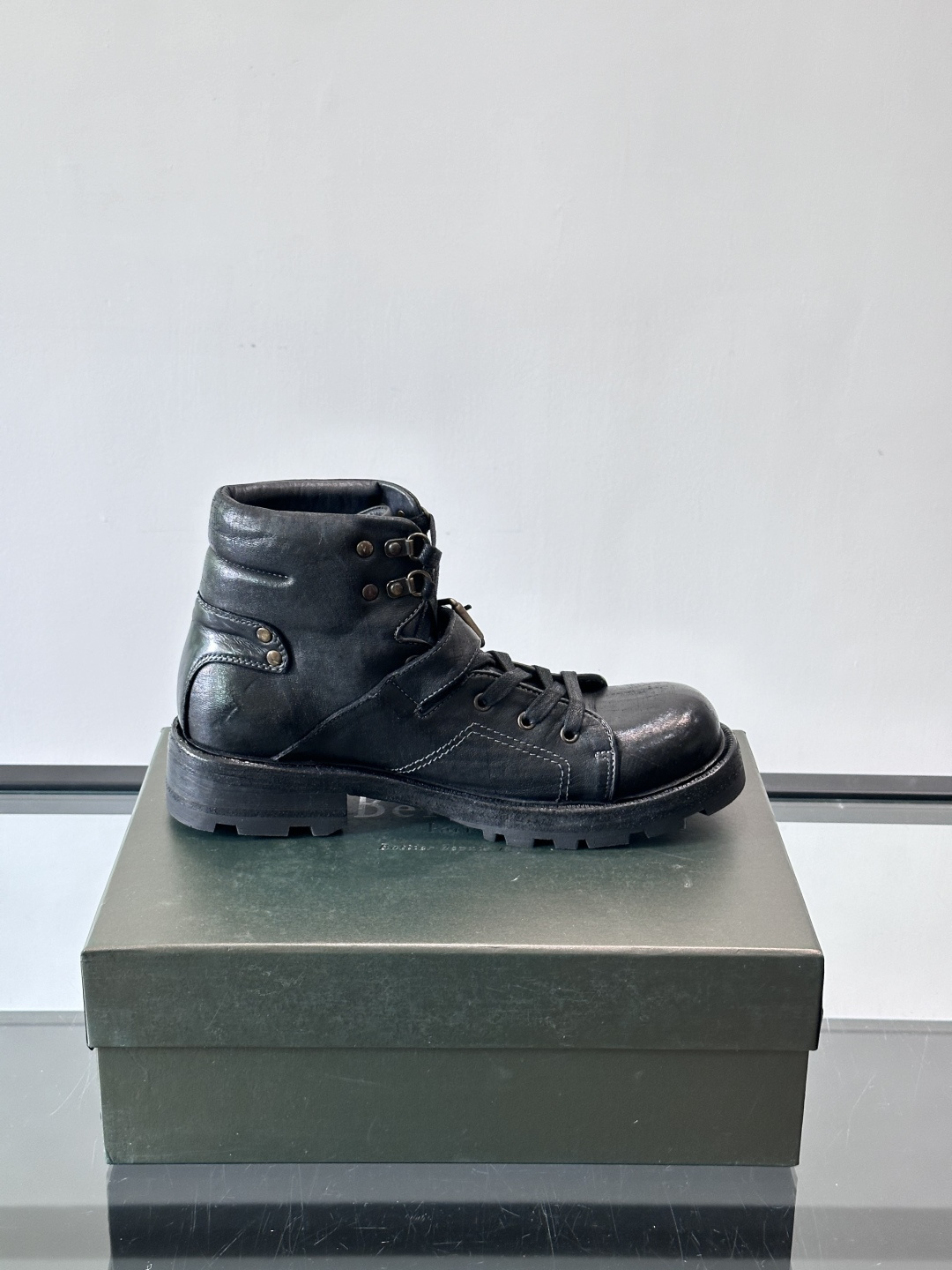 BERLUT*布鲁提 男士新款秋冬马皮系带靴这款靴子采用水洗马皮鞋面打造，鞋身手工擦色工艺处理。简约光面