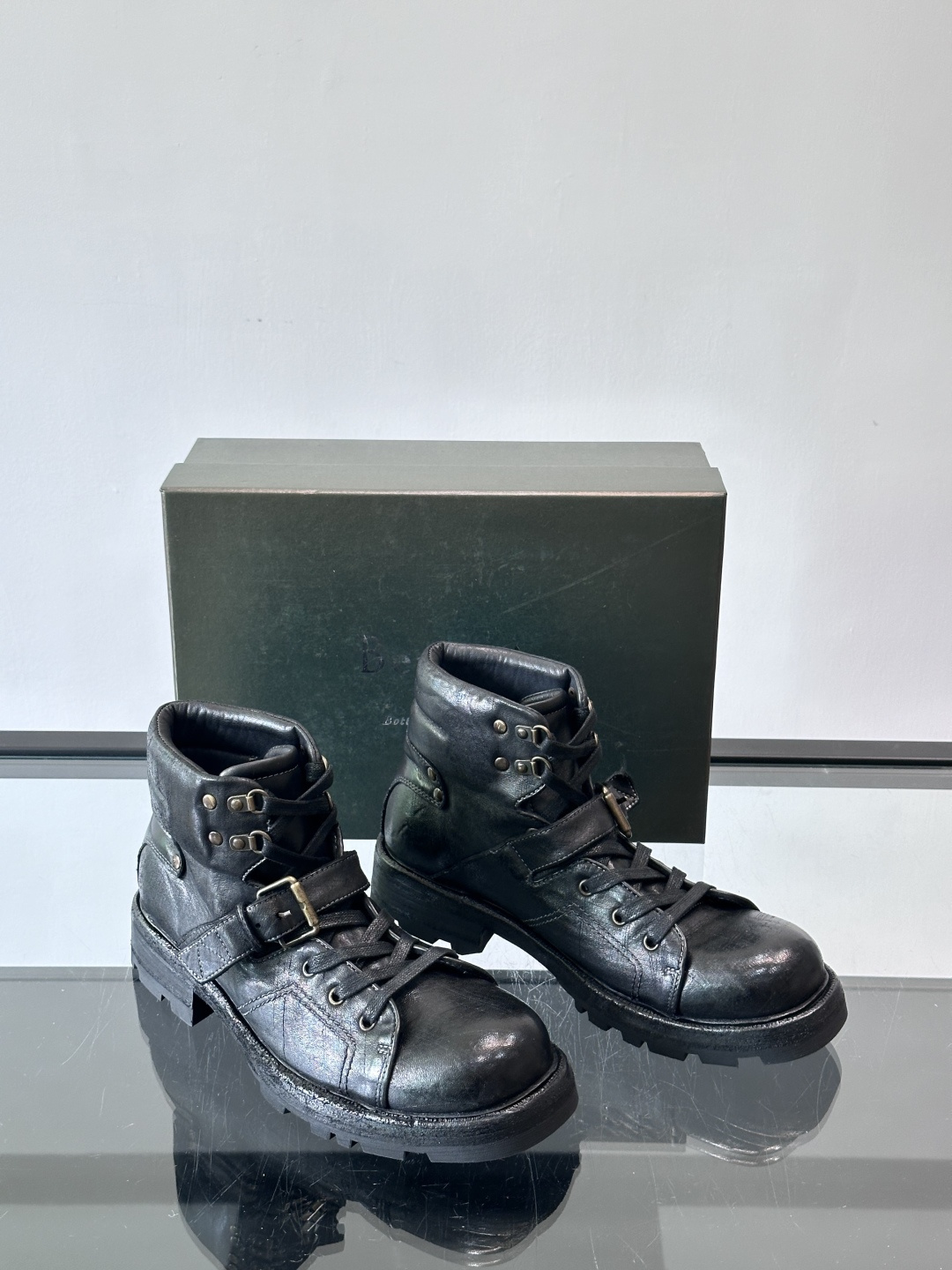 BERLUT*布鲁提 男士新款秋冬马皮系带靴这款靴子采用水洗马皮鞋面打造，鞋身手工擦色工艺处理。简约光面