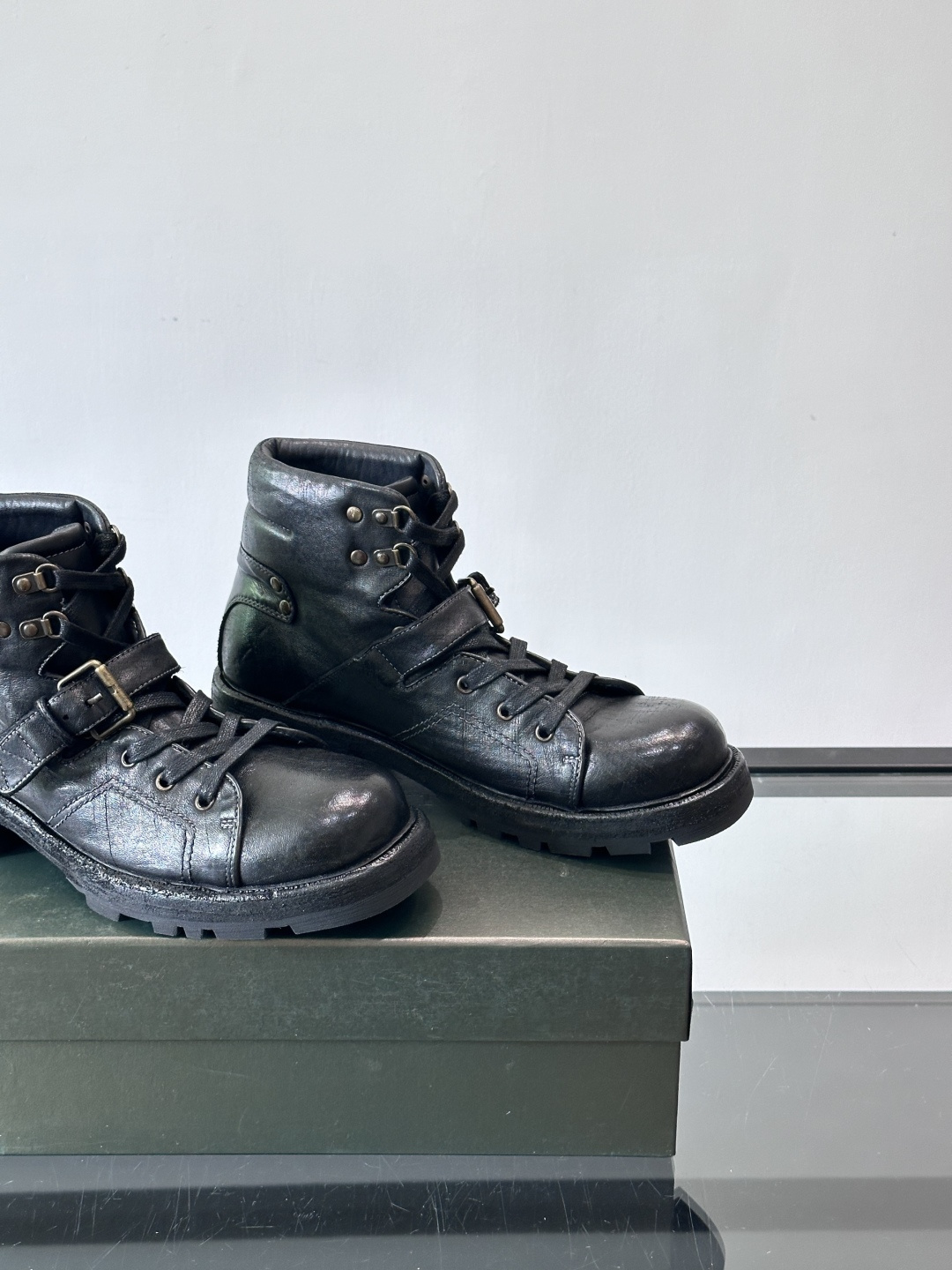 BERLUT*布鲁提 男士新款秋冬马皮系带靴这款靴子采用水洗马皮鞋面打造，鞋身手工擦色工艺处理。简约光面