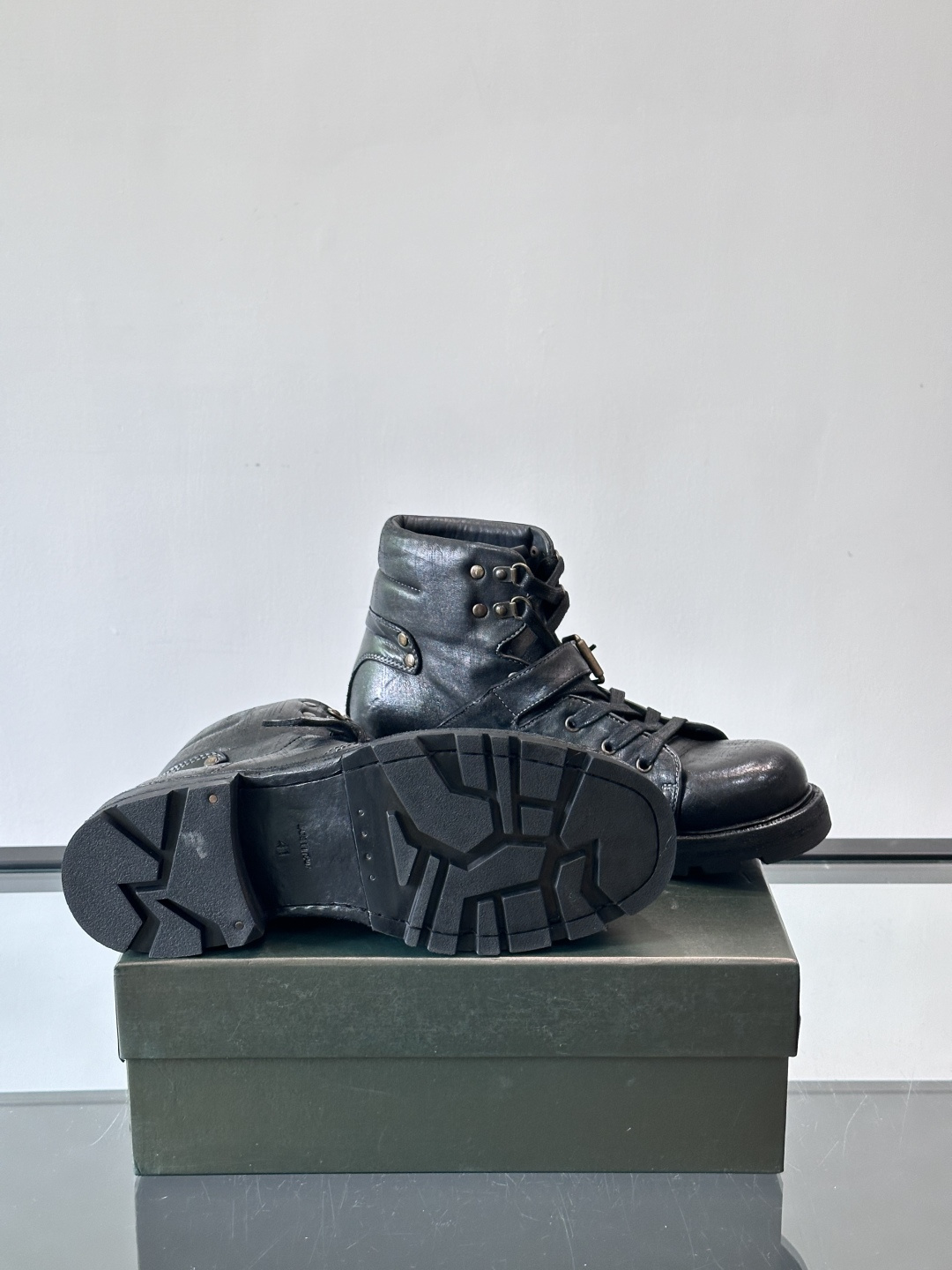 BERLUT*布鲁提 男士新款秋冬马皮系带靴这款靴子采用水洗马皮鞋面打造，鞋身手工擦色工艺处理。简约光面