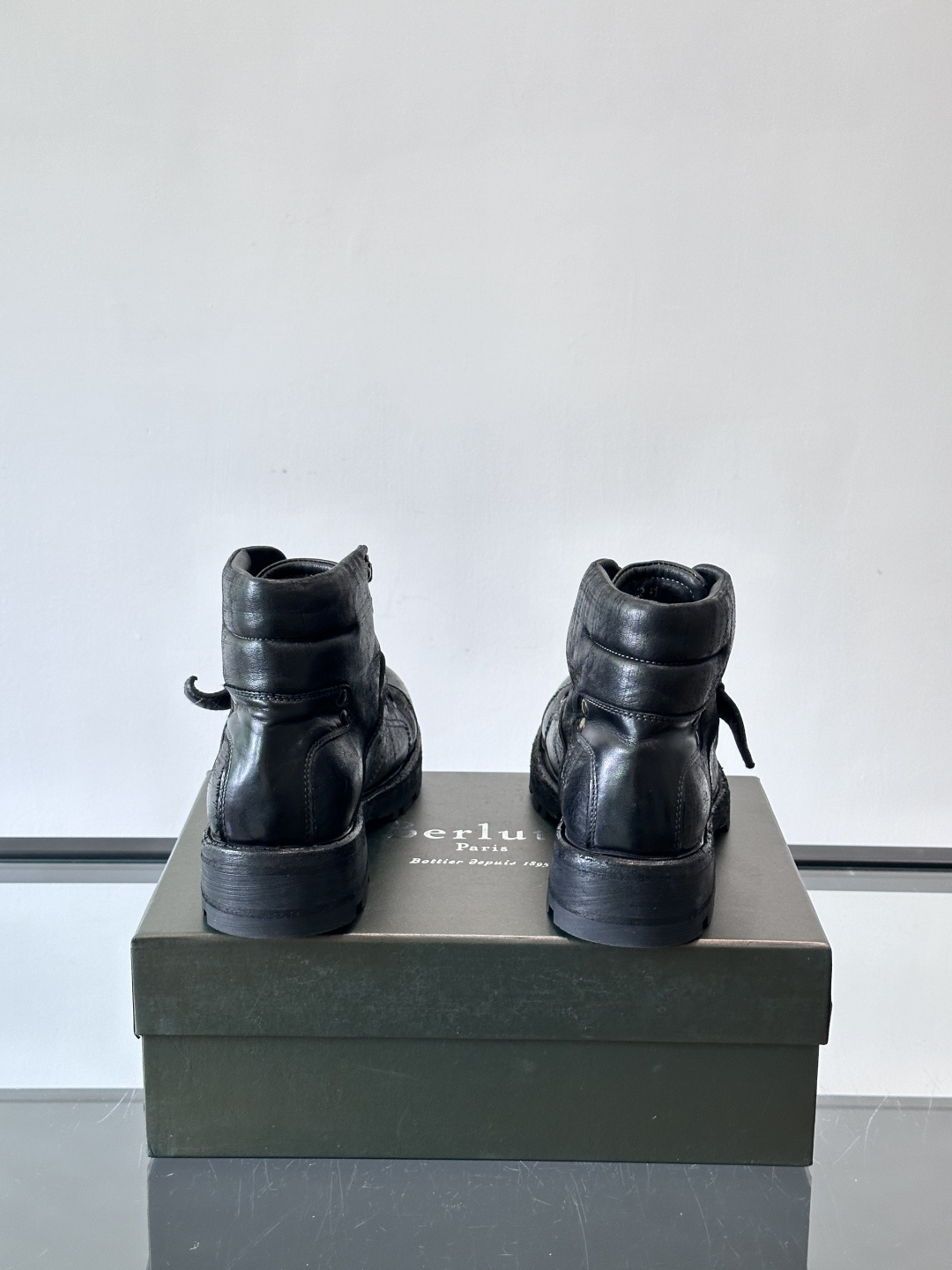 BERLUT*布鲁提 男士新款秋冬马皮系带靴这款靴子采用水洗马皮鞋面打造，鞋身手工擦色工艺处理。简约光面