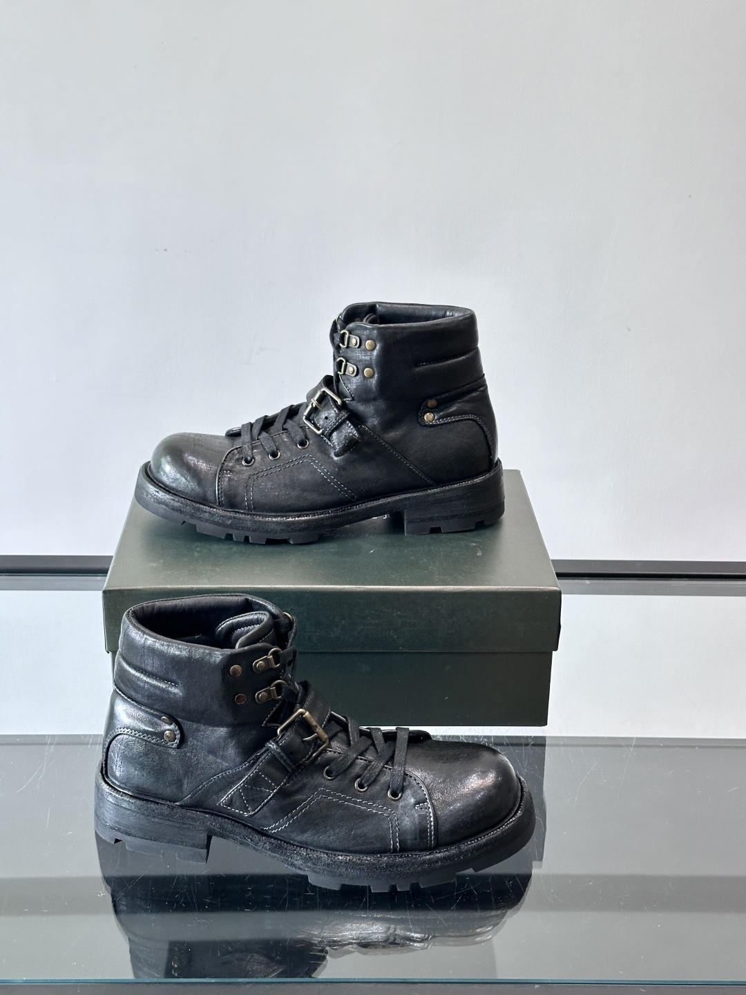 BERLUT*布鲁提 男士新款秋冬马皮系带靴这款靴子采用水洗马皮鞋面打造，鞋身手工擦色工艺处理。简约光面