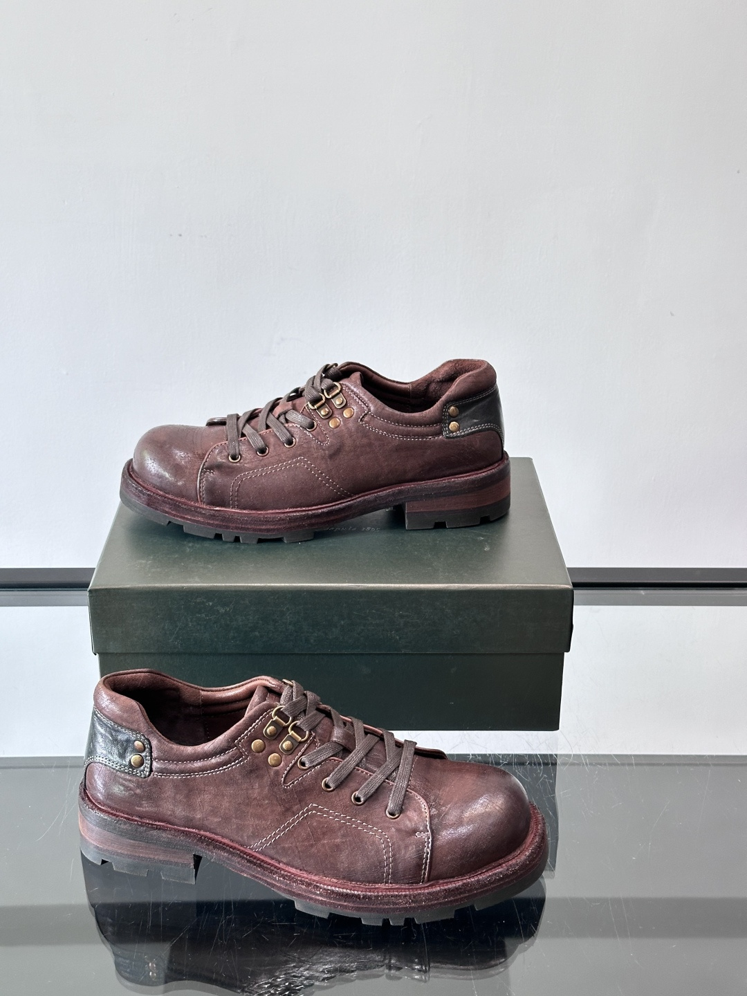 BERLUT*布鲁提 男士新款秋冬系带乐福鞋👞这款乐福鞋👞采用水洗马皮鞋面打造，鞋身手工擦色工艺处理。简