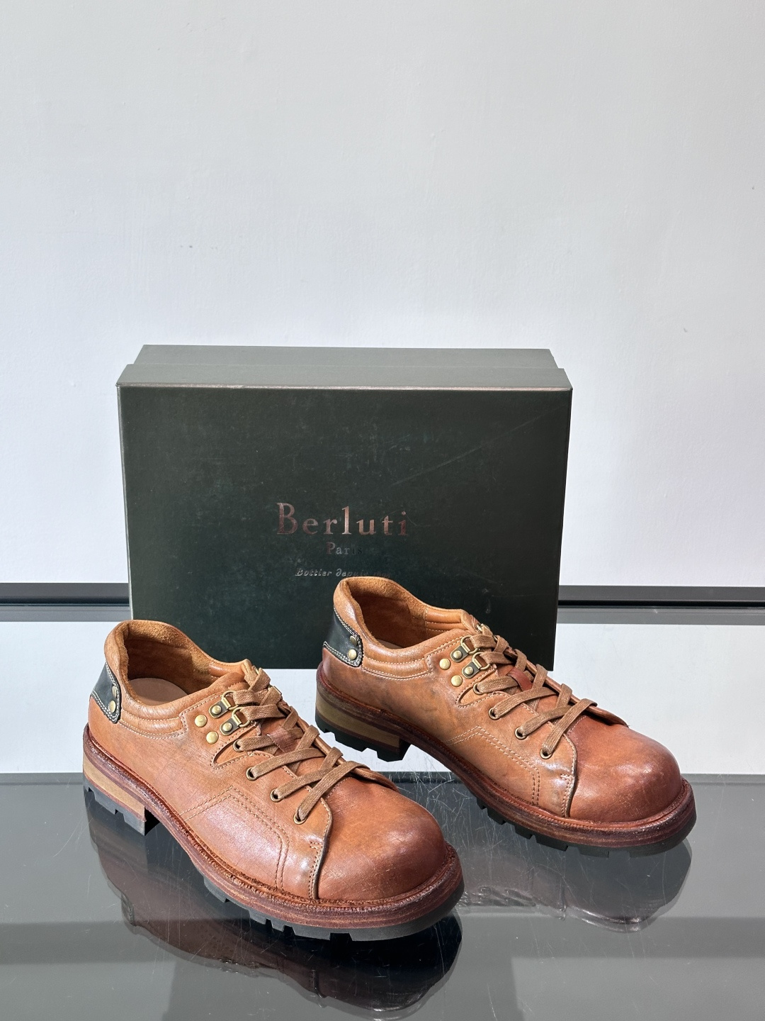 BERLUT*布鲁提 男士新款秋冬系带乐福鞋👞这款乐福鞋👞采用水洗马皮鞋面打造，鞋身手工擦色工艺处理。简