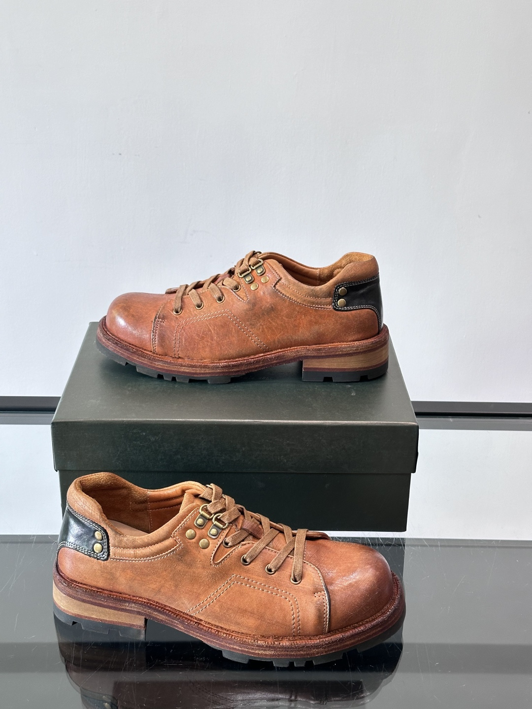 BERLUT*布鲁提 男士新款秋冬系带乐福鞋👞这款乐福鞋👞采用水洗马皮鞋面打造，鞋身手工擦色工艺处理。简