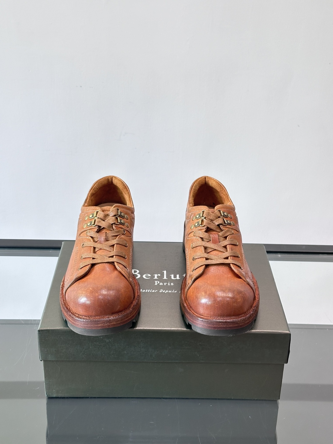 BERLUT*布鲁提 男士新款秋冬系带乐福鞋👞这款乐福鞋👞采用水洗马皮鞋面打造，鞋身手工擦色工艺处理。简