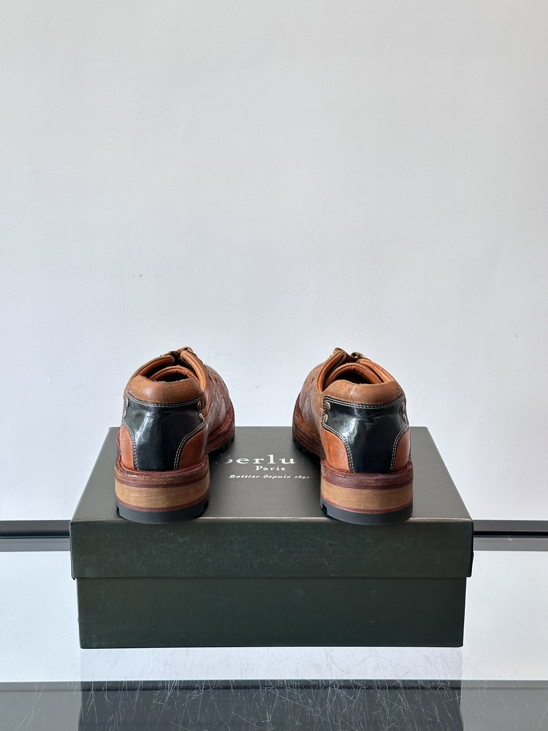 BERLUT*布鲁提 男士新款秋冬系带乐福鞋👞这款乐福鞋👞采用水洗马皮鞋面打造，鞋身手工擦色工艺处理。简