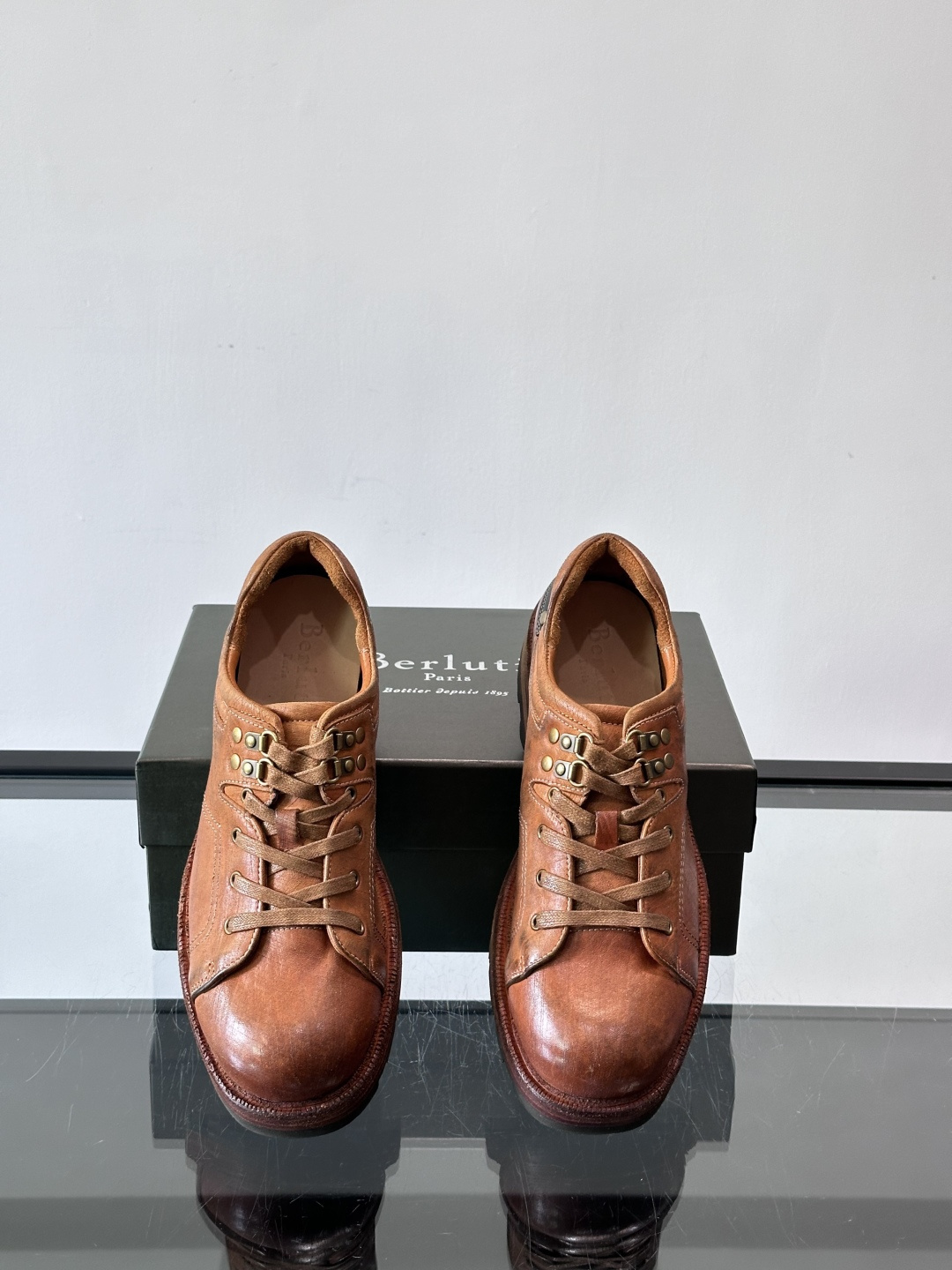 BERLUT*布鲁提 男士新款秋冬系带乐福鞋👞这款乐福鞋👞采用水洗马皮鞋面打造，鞋身手工擦色工艺处理。简