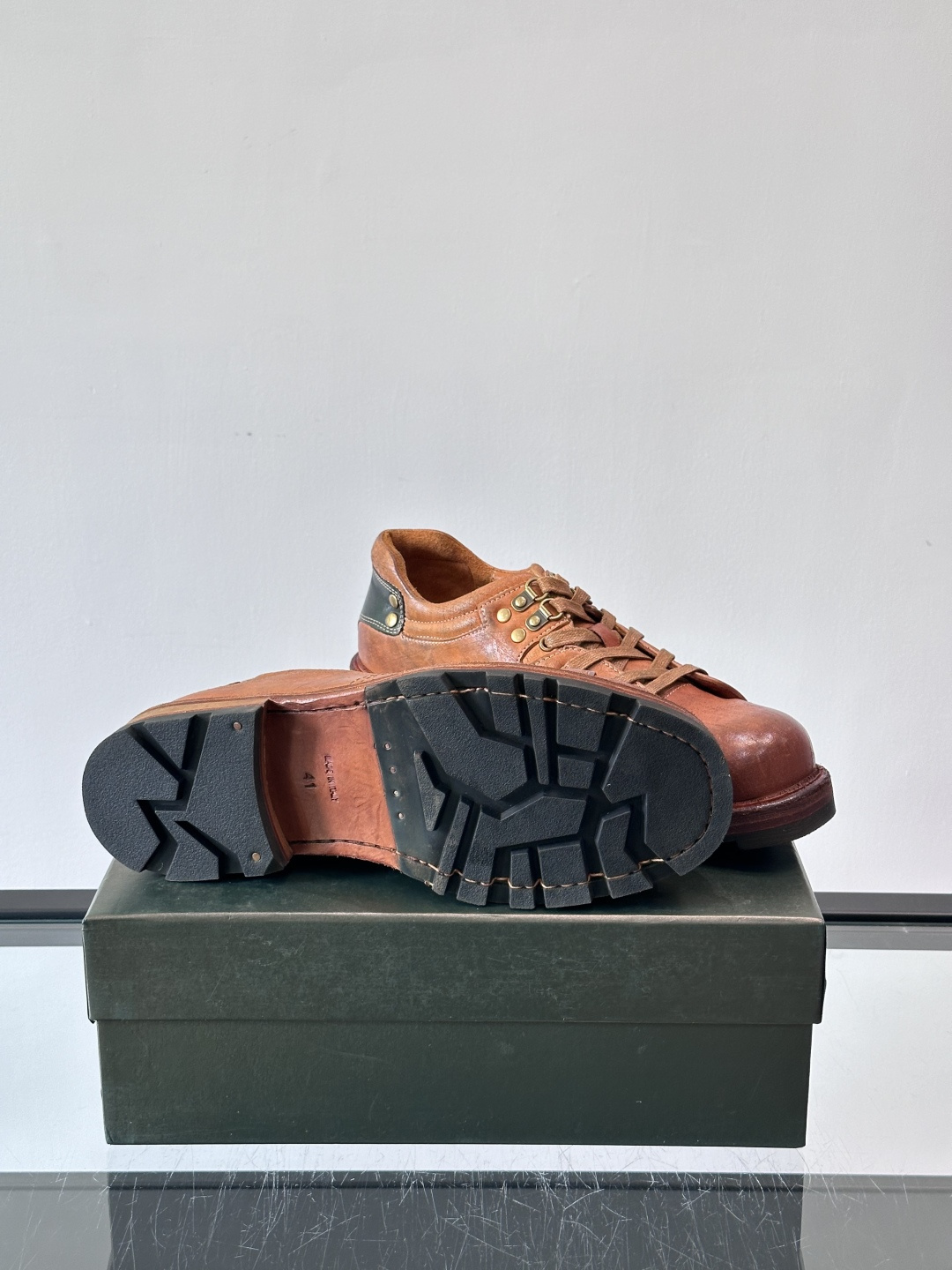 BERLUT*布鲁提 男士新款秋冬系带乐福鞋👞这款乐福鞋👞采用水洗马皮鞋面打造，鞋身手工擦色工艺处理。简