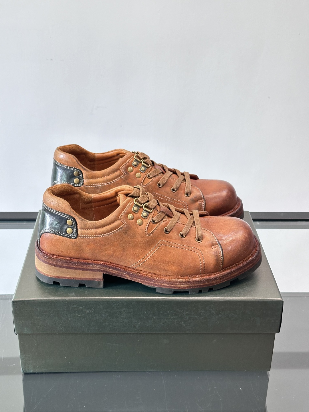 NO:552905,BERLUT* men's new autumn and winter lace-up loafers  This loafer is made of washed horsehide upper, and the shoe body is processed by hand-rubbing process. Simple glossy design, soft leather, natural and delicate texture, translucent luster, lace-up style with waxed laces, inner zipper opening and closing, making it easier and faster to put on and take off. Round  The outline of a toe boot, horse leather lining with embossed logo cowhide feet, and a genuine leather rubber outsole. The entire pair of shoes is washed and color-brushed after completion. The unique style presents different effects. The upper toe leather is very soft and comfortable. It is a work of art and comes with a full set of original packaging!  ,size38-44 (45 customized),Berluti Bruti,loafers,boots,cowhide19860909BERLUT*布鲁提 男士新款秋冬系带乐福鞋 这款乐福鞋采用水洗马皮鞋面打造,鞋身手工擦色工艺处理.简约光面设计,皮质柔软,纹理自然细腻,光泽透亮,系带款式搭配打蜡系带,内侧拉链开合,穿脱更加方便快捷.圆头靴轮廓,马皮内里配以压纹徽标牛皮垫脚,搭配真皮橡胶组合大底,整双鞋成品后经过水洗擦色处理,独特风格呈现出不同的效果,上脚皮很柔软舒适,艺术之作,配全套原包装！ ,size38-44（45定制）,Berluti 布鲁提,loafers,boots,cowhide,Men's shoes