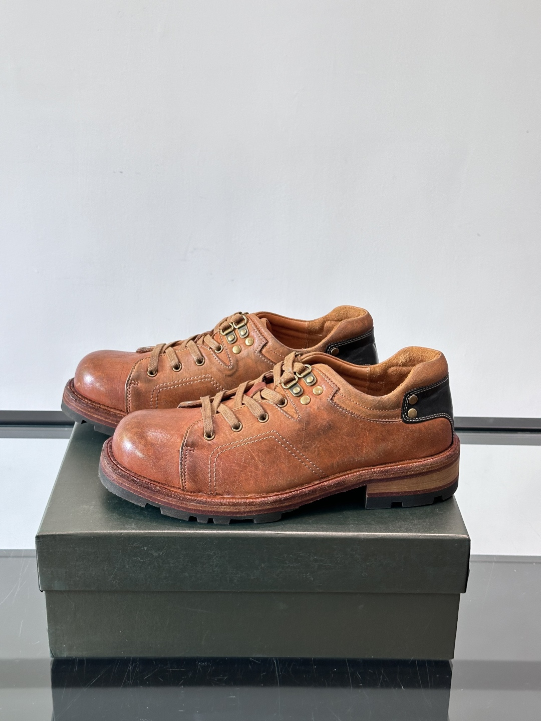 BERLUT*布鲁提 男士新款秋冬系带乐福鞋👞这款乐福鞋👞采用水洗马皮鞋面打造，鞋身手工擦色工艺处理。简