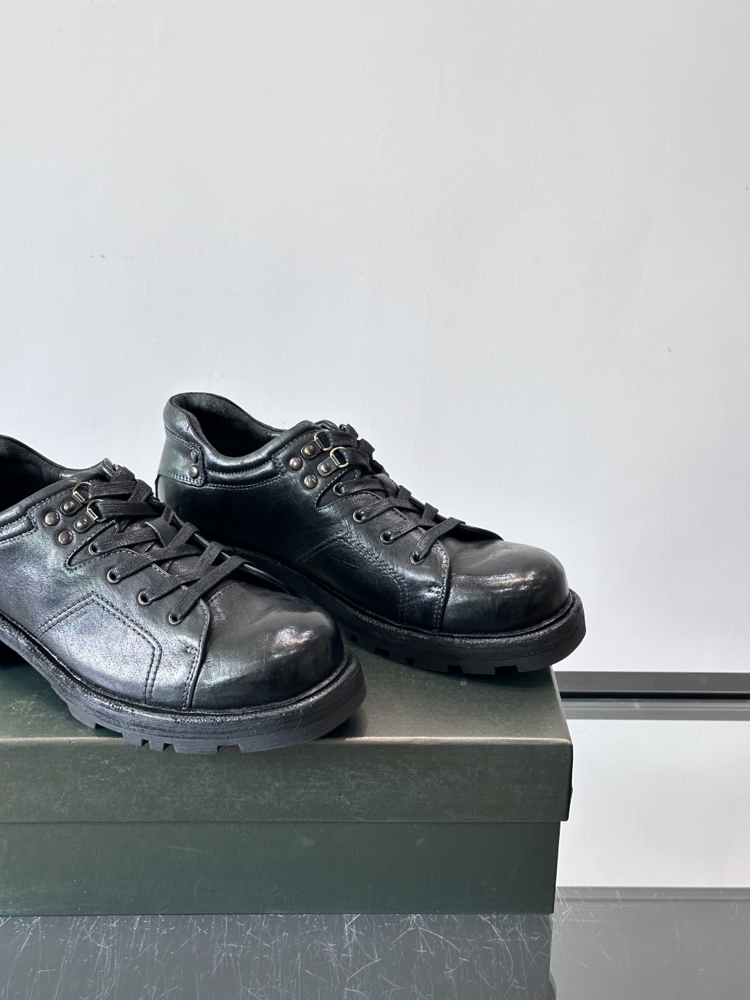 BERLUT*布鲁提 男士新款秋冬系带乐福鞋👞这款乐福鞋👞采用水洗马皮鞋面打造，鞋身手工擦色工艺处理。简