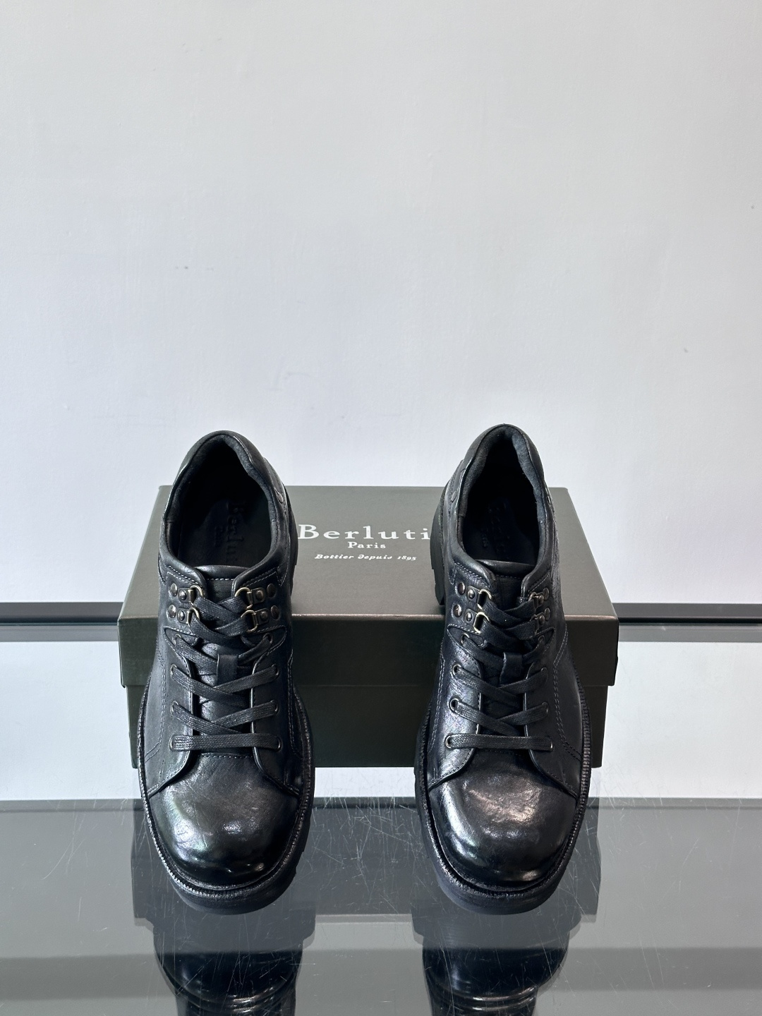 BERLUT*布鲁提 男士新款秋冬系带乐福鞋👞这款乐福鞋👞采用水洗马皮鞋面打造，鞋身手工擦色工艺处理。简