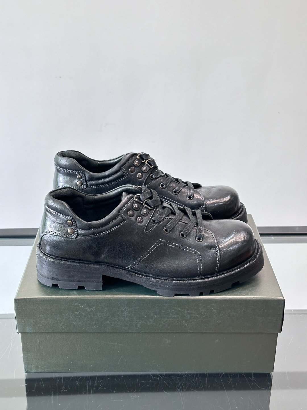 BERLUT*布鲁提 男士新款秋冬系带乐福鞋👞这款乐福鞋👞采用水洗马皮鞋面打造，鞋身手工擦色工艺处理。简