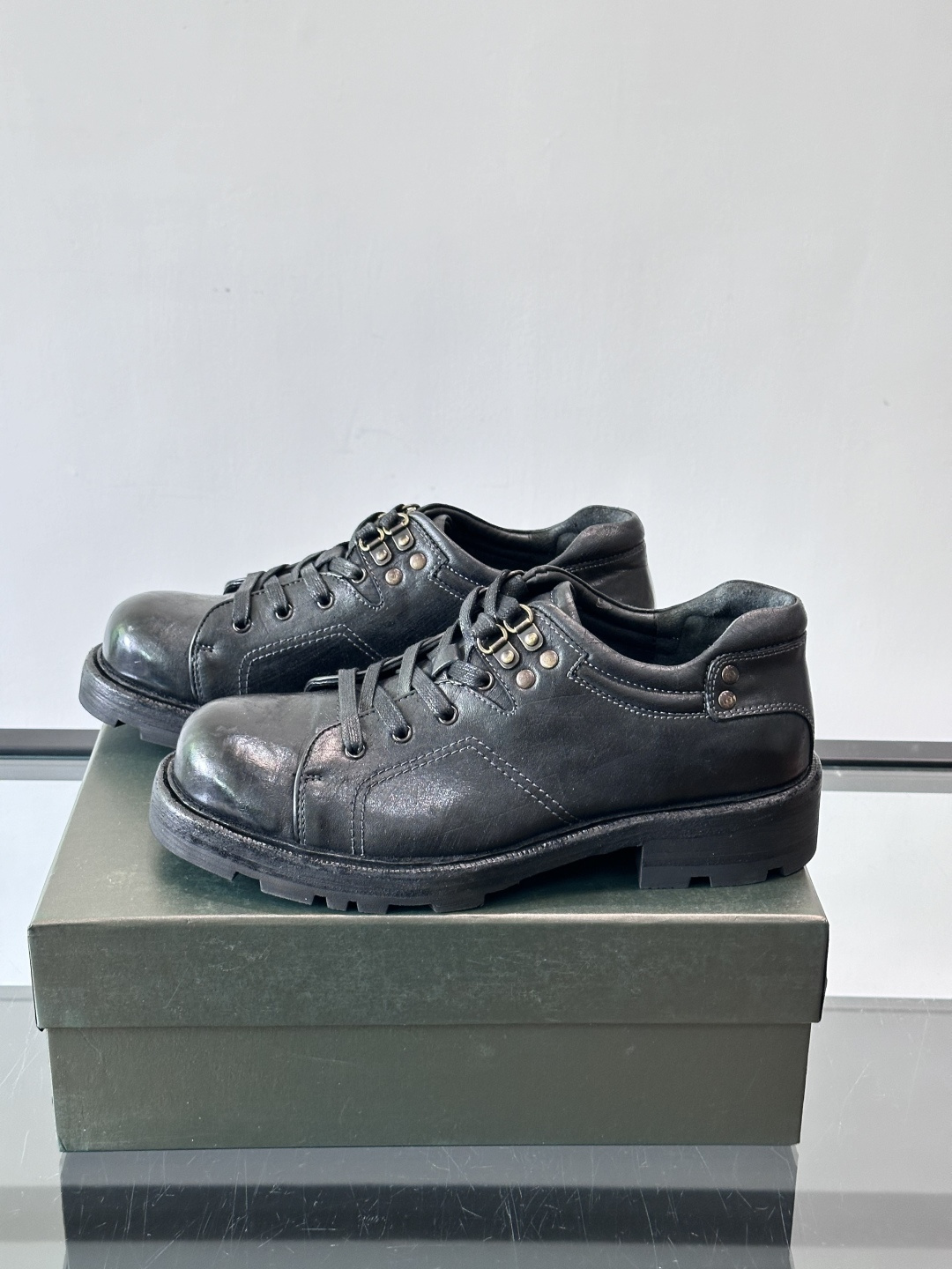 BERLUT*布鲁提 男士新款秋冬系带乐福鞋👞这款乐福鞋👞采用水洗马皮鞋面打造，鞋身手工擦色工艺处理。简