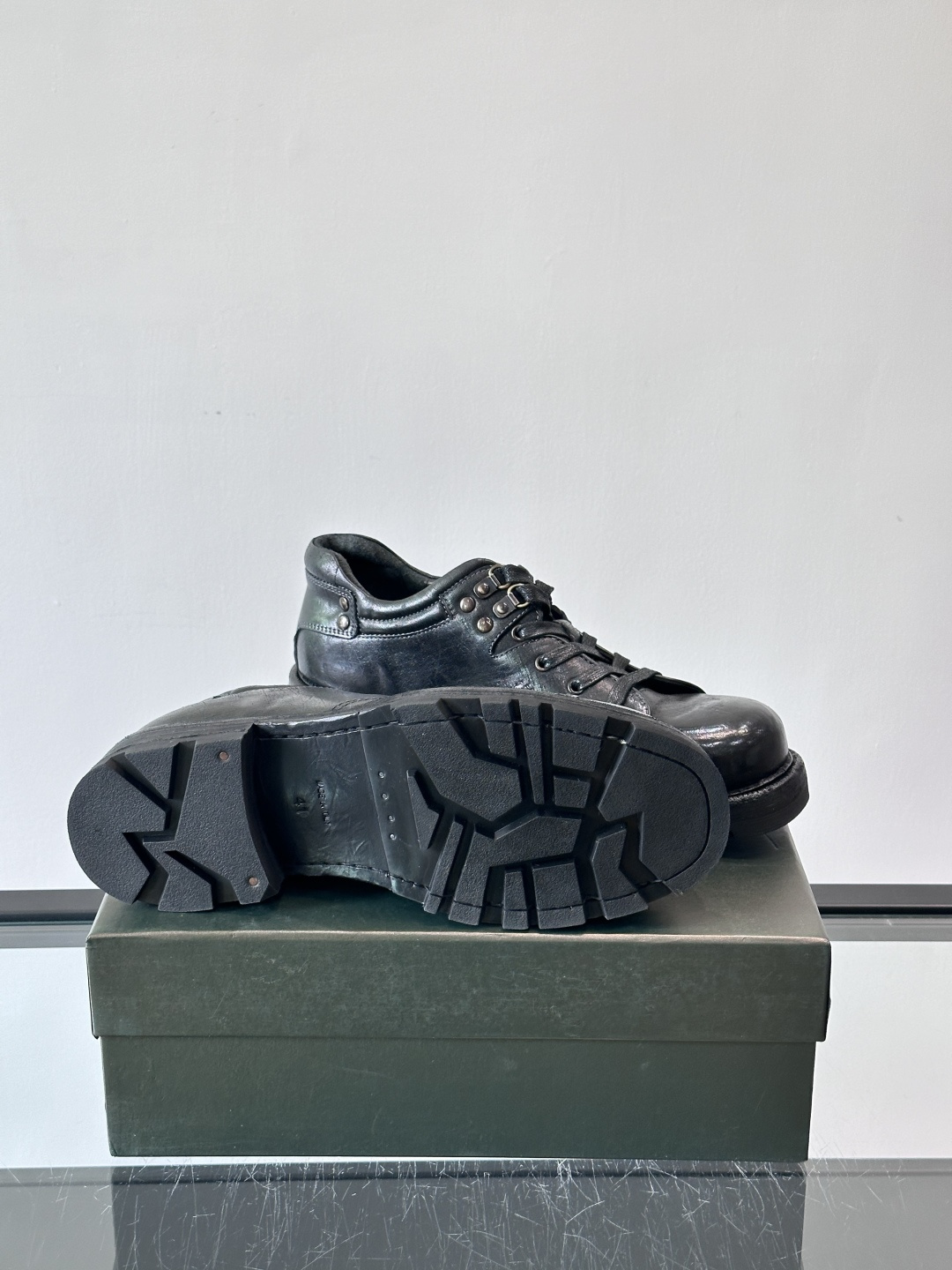 BERLUT*布鲁提 男士新款秋冬系带乐福鞋👞这款乐福鞋👞采用水洗马皮鞋面打造，鞋身手工擦色工艺处理。简