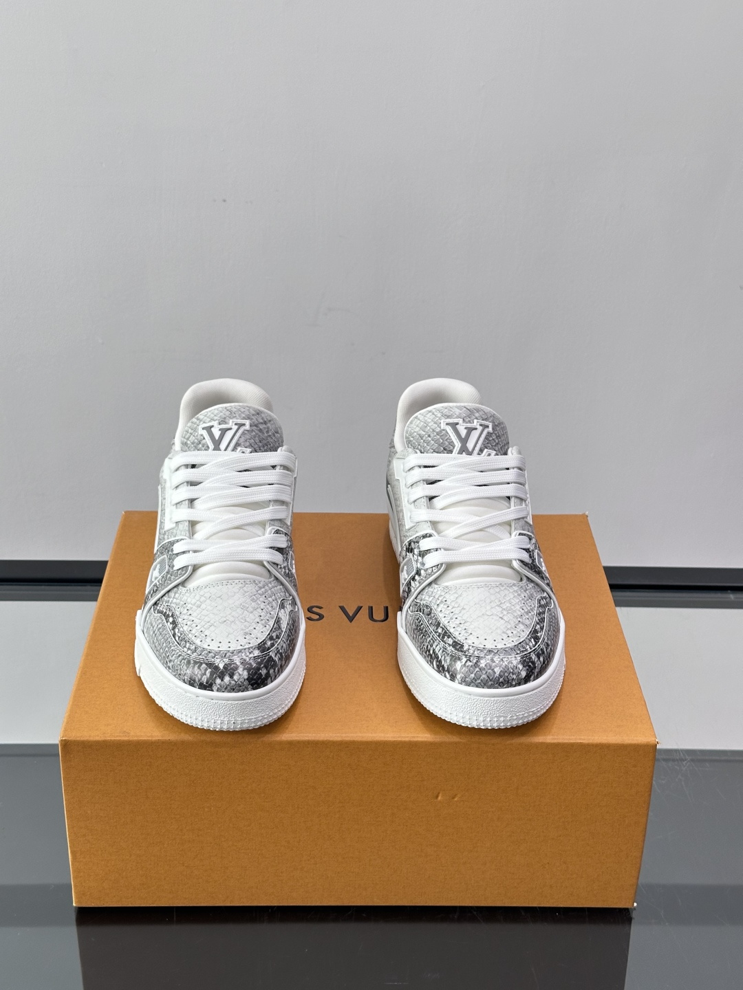 LV Trainer蟒蛇纹运动鞋2LV Trainer蟒蛇纹运动鞋，路易威登经典款，鞋面蟒蛇纹+Mono