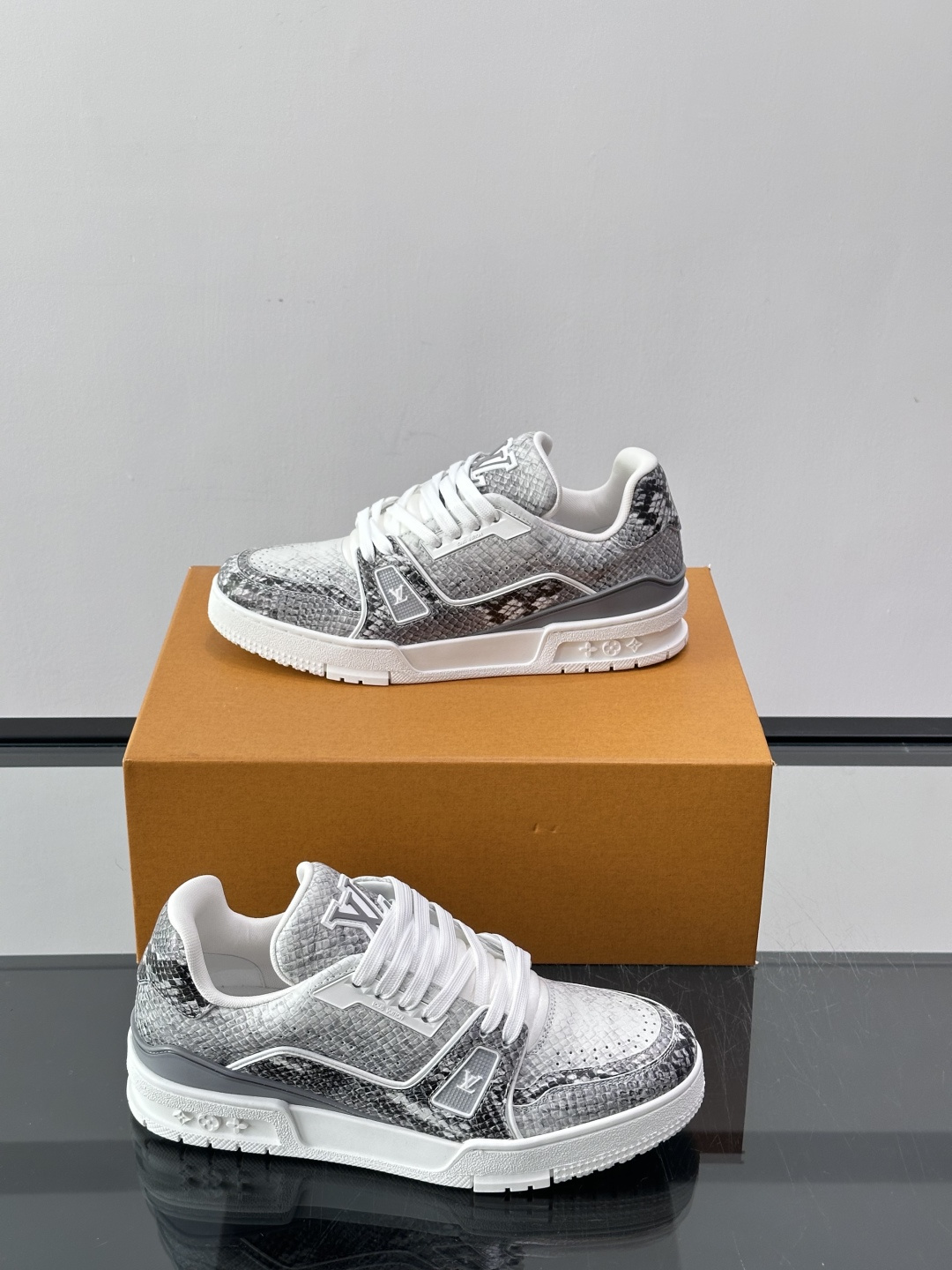 LV Trainer蟒蛇纹运动鞋2LV Trainer蟒蛇纹运动鞋，路易威登经典款，鞋面蟒蛇纹+Mono