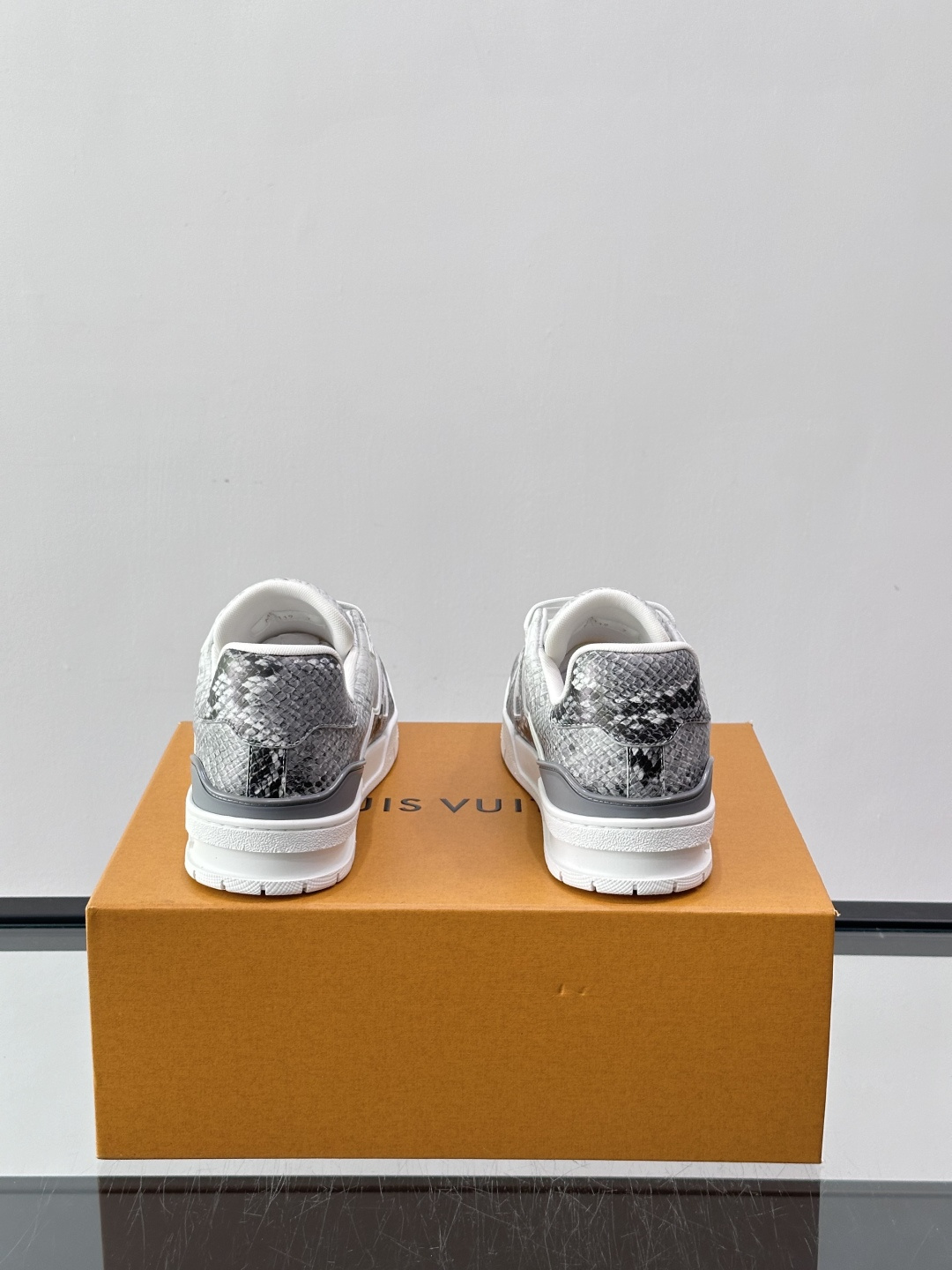 LV Trainer蟒蛇纹运动鞋2LV Trainer蟒蛇纹运动鞋，路易威登经典款，鞋面蟒蛇纹+Mono
