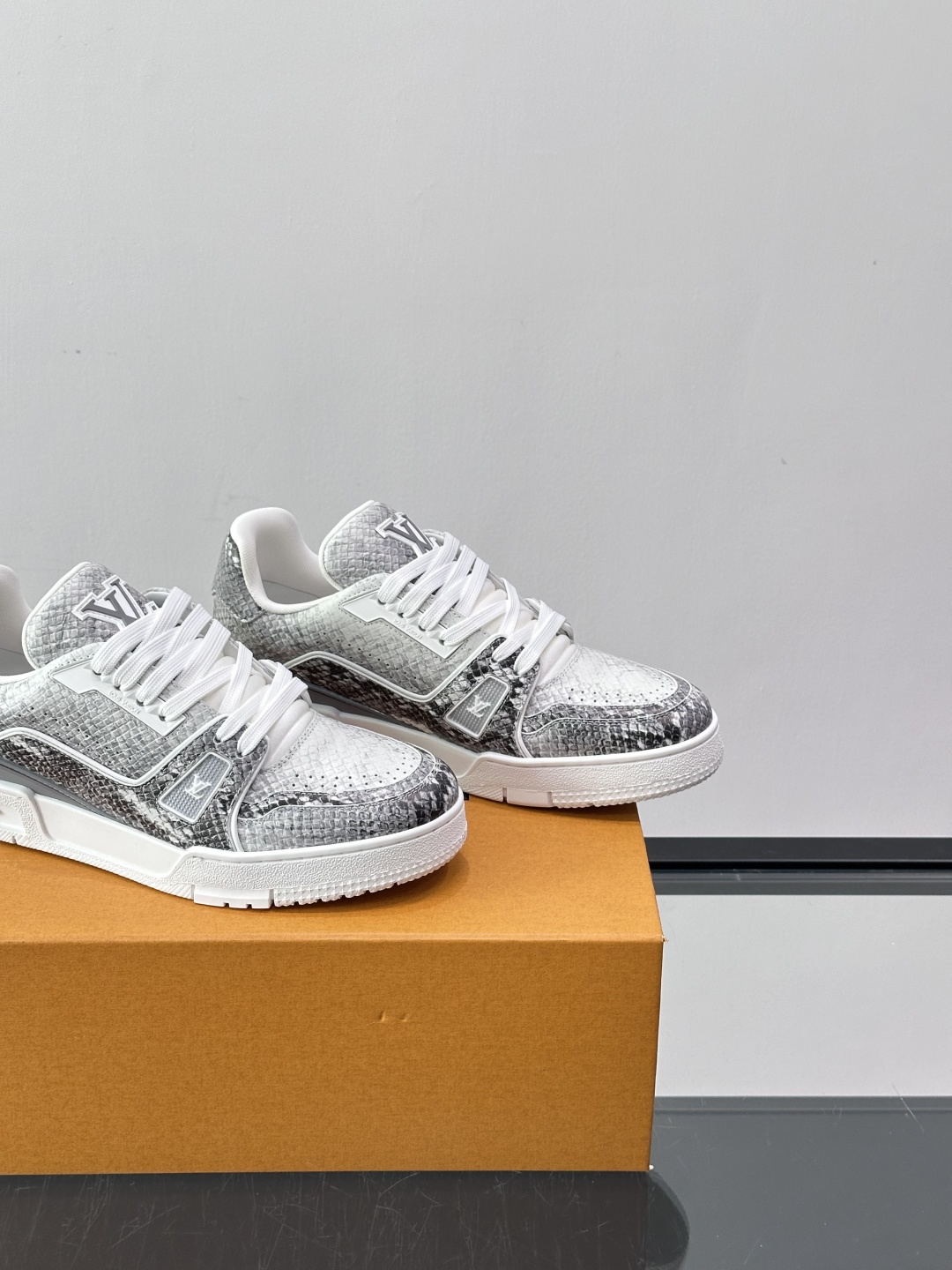 LV Trainer蟒蛇纹运动鞋2LV Trainer蟒蛇纹运动鞋，路易威登经典款，鞋面蟒蛇纹+Mono