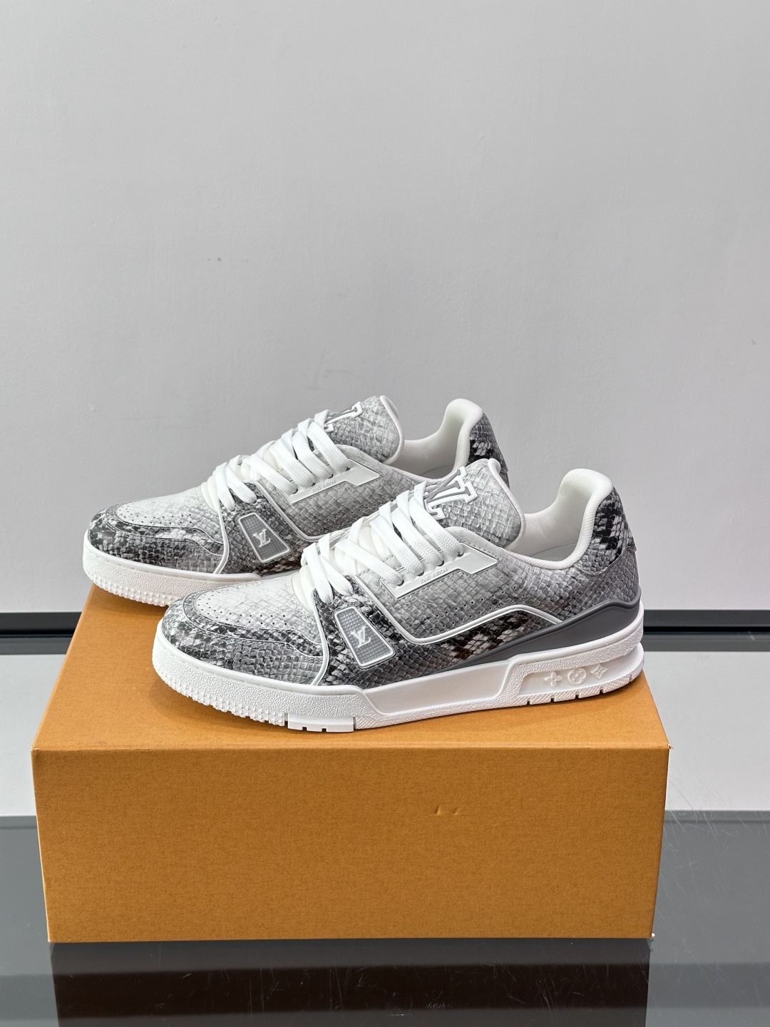 LV Trainer蟒蛇纹运动鞋2LV Trainer蟒蛇纹运动鞋，路易威登经典款，鞋面蟒蛇纹+Mono