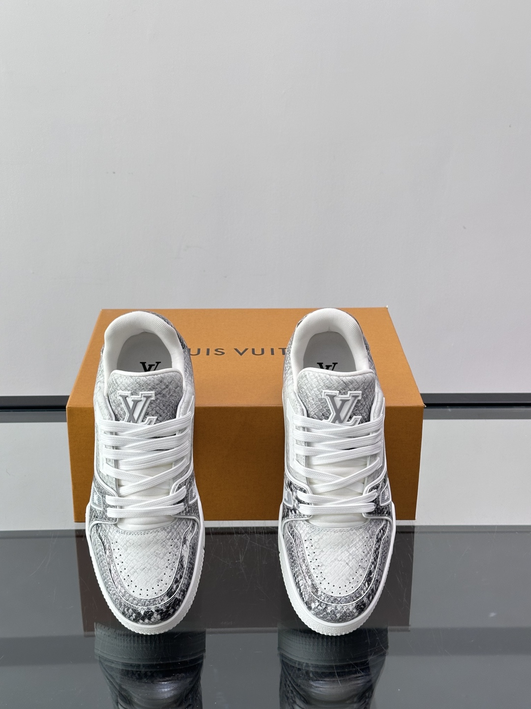 LV Trainer蟒蛇纹运动鞋2LV Trainer蟒蛇纹运动鞋，路易威登经典款，鞋面蟒蛇纹+Mono