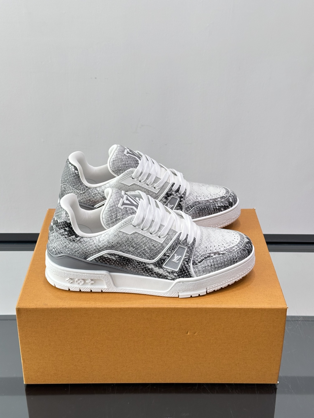 LV Trainer蟒蛇纹运动鞋2LV Trainer蟒蛇纹运动鞋，路易威登经典款，鞋面蟒蛇纹+Mono