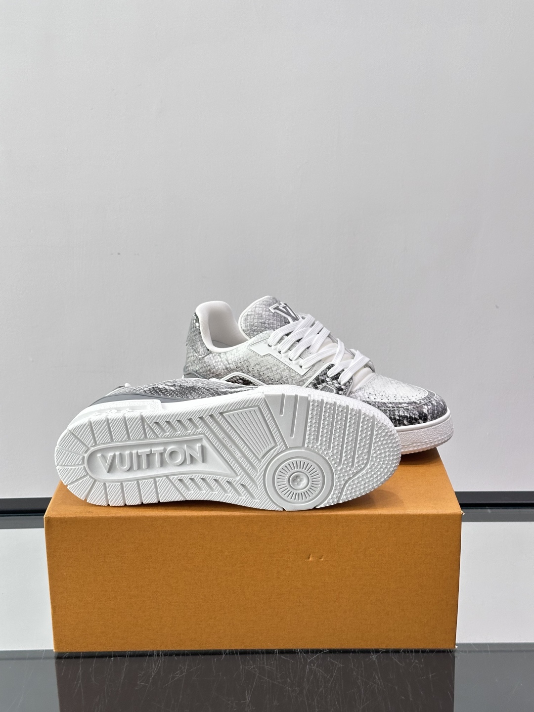 LV Trainer蟒蛇纹运动鞋2LV Trainer蟒蛇纹运动鞋，路易威登经典款，鞋面蟒蛇纹+Mono