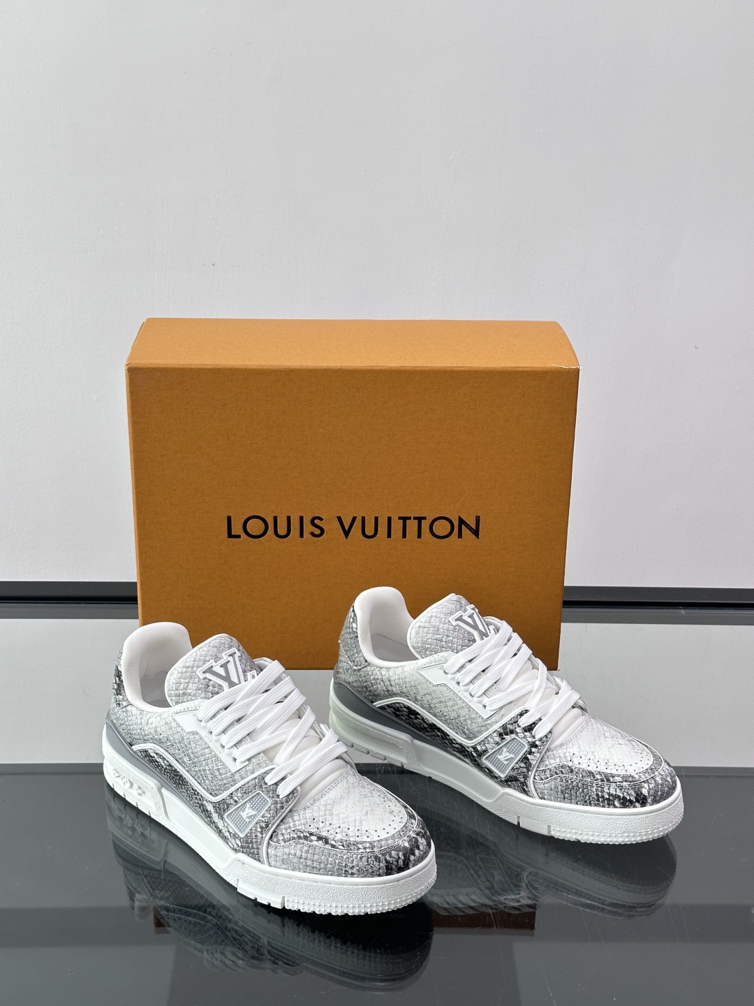 LV Trainer蟒蛇纹运动鞋2LV Trainer蟒蛇纹运动鞋，路易威登经典款，鞋面蟒蛇纹+Mono