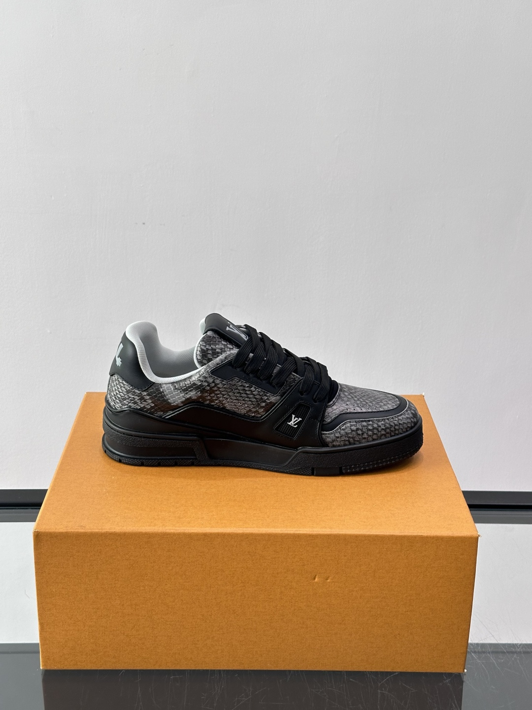 LV Trainer蟒蛇纹运动鞋2LV Trainer蟒蛇纹运动鞋，路易威登经典款，鞋面蟒蛇纹+Mono