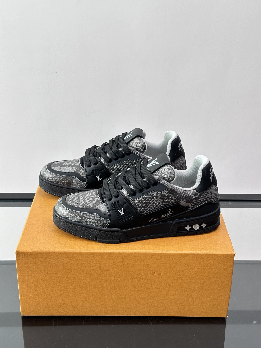 LV Trainer蟒蛇纹运动鞋2LV Trainer蟒蛇纹运动鞋，路易威登经典款，鞋面蟒蛇纹+Mono