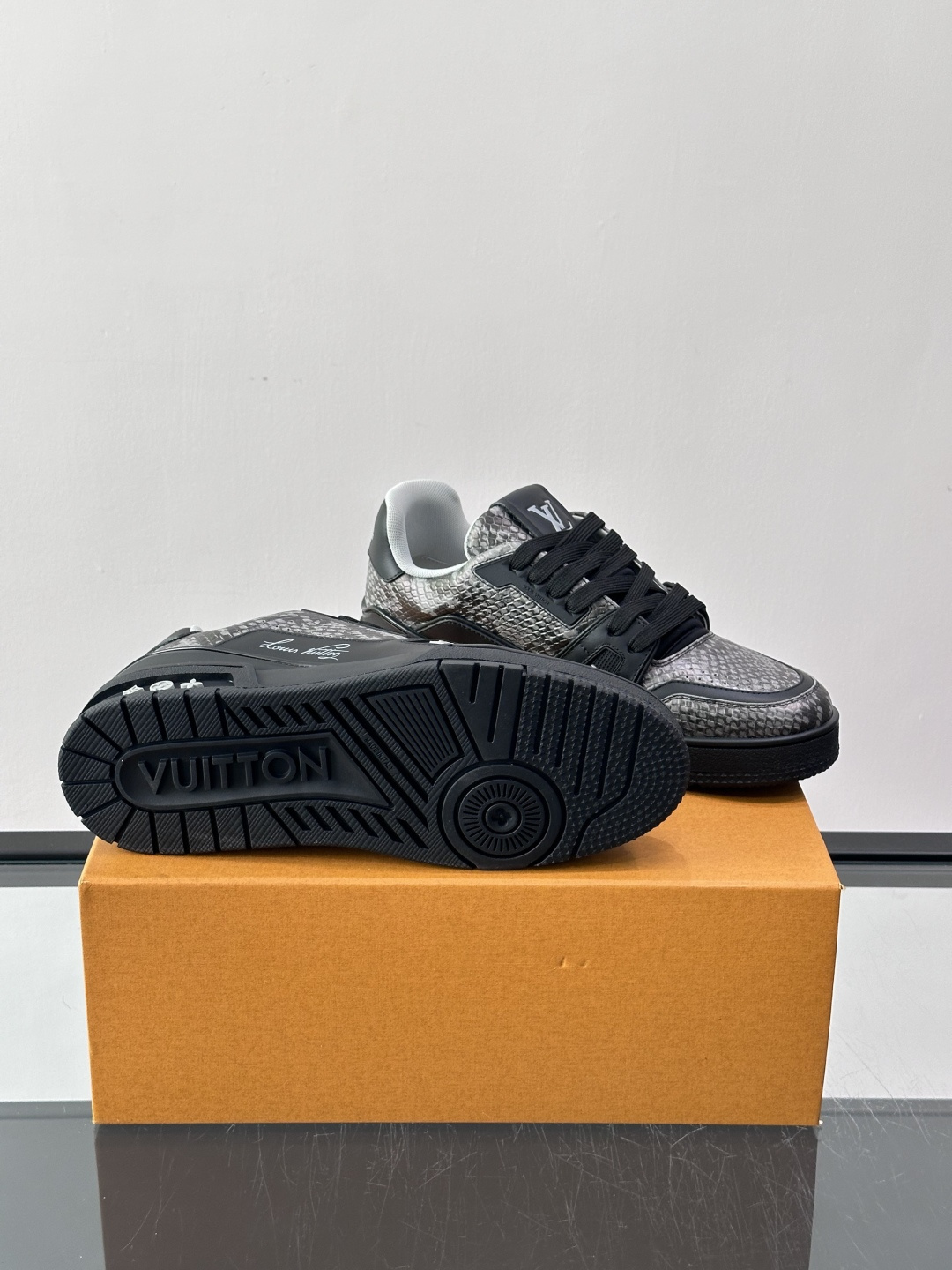 LV Trainer蟒蛇纹运动鞋2LV Trainer蟒蛇纹运动鞋，路易威登经典款，鞋面蟒蛇纹+Mono