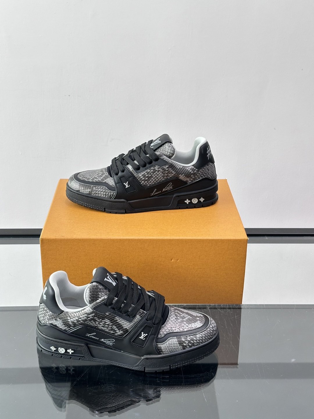 LV Trainer蟒蛇纹运动鞋2LV Trainer蟒蛇纹运动鞋，路易威登经典款，鞋面蟒蛇纹+Mono