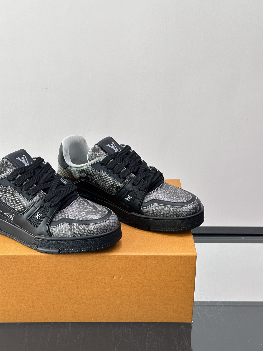 LV Trainer蟒蛇纹运动鞋2LV Trainer蟒蛇纹运动鞋，路易威登经典款，鞋面蟒蛇纹+Mono
