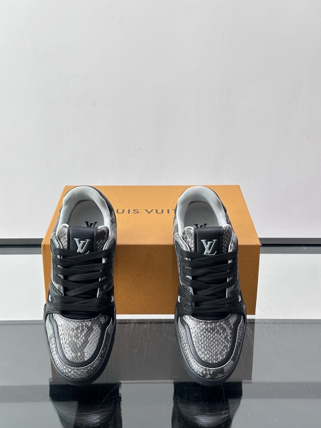 LV Trainer蟒蛇纹运动鞋2LV Trainer蟒蛇纹运动鞋，路易威登经典款，鞋面蟒蛇纹+Mono