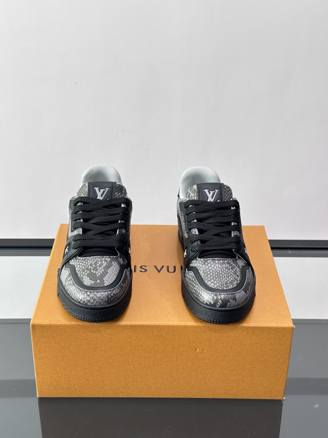 LV Trainer蟒蛇纹运动鞋2LV Trainer蟒蛇纹运动鞋，路易威登经典款，鞋面蟒蛇纹+Mono