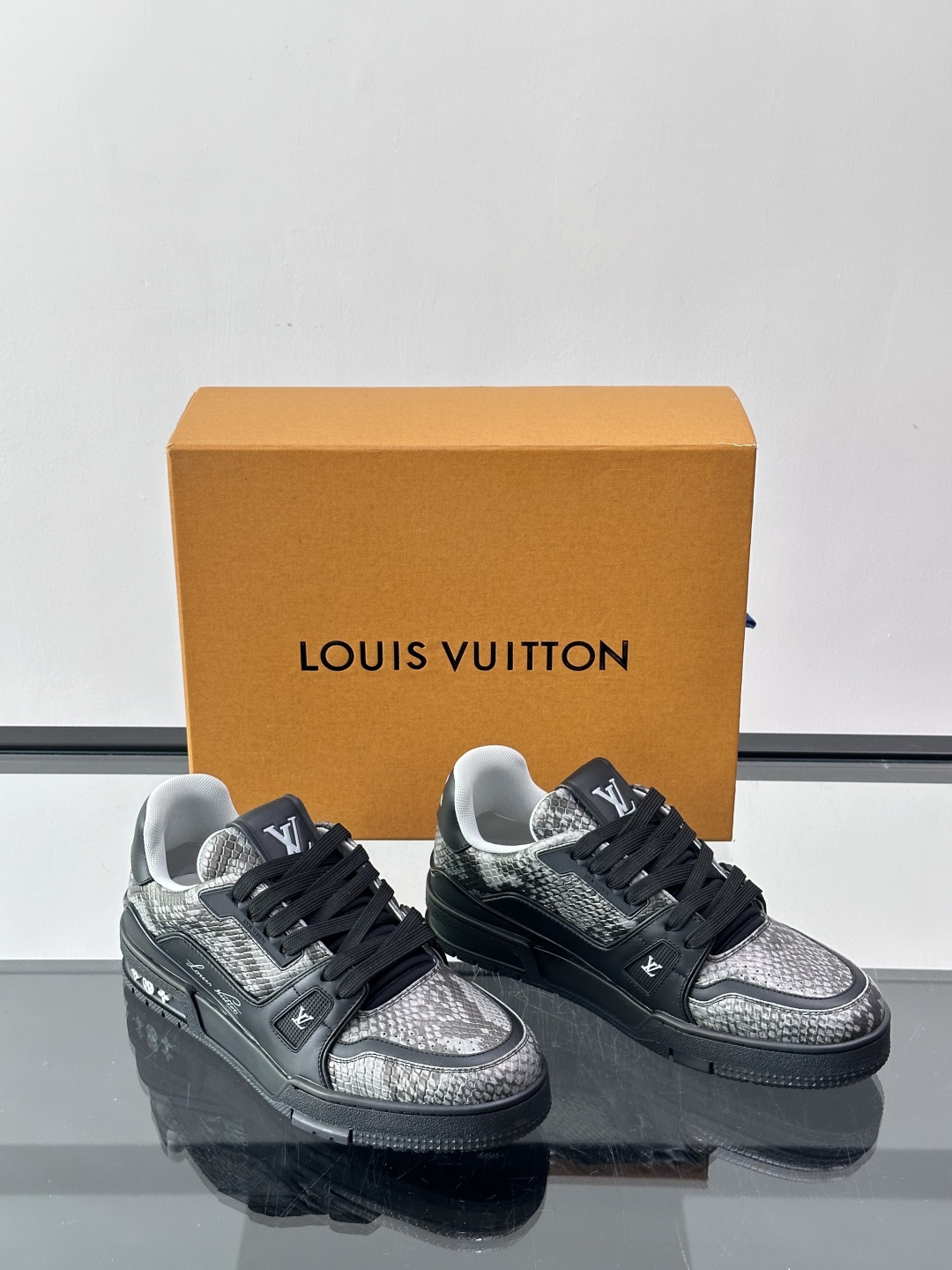 LV Trainer蟒蛇纹运动鞋2LV Trainer蟒蛇纹运动鞋，路易威登经典款，鞋面蟒蛇纹+Mono