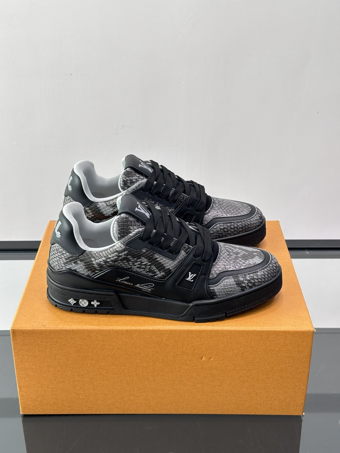 LV Trainer蟒蛇纹运动鞋2LV Trainer蟒蛇纹运动鞋，路易威登经典款，鞋面蟒蛇纹+Mono