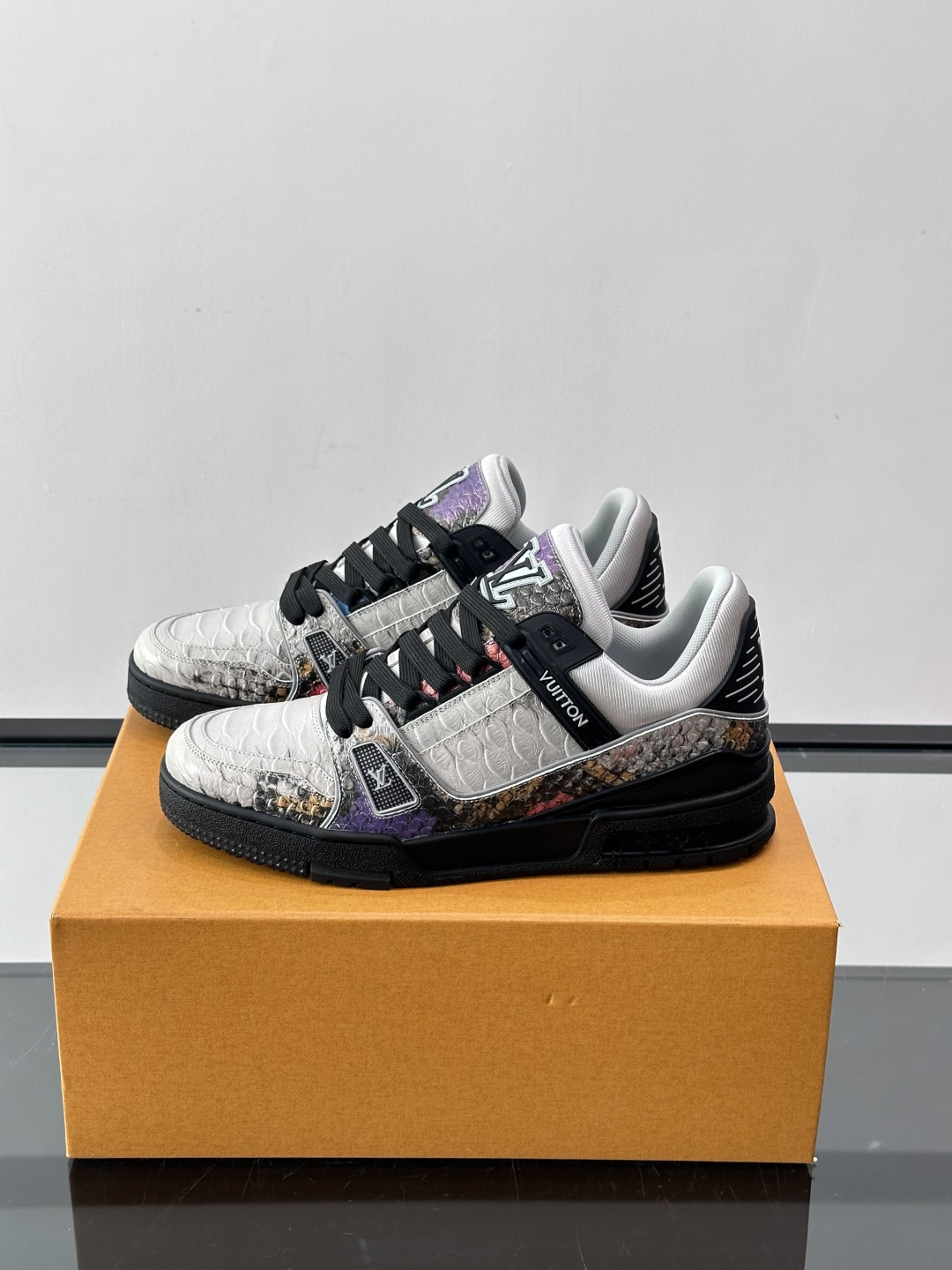 LV Trainer蟒蛇纹运动鞋2LV Trainer蟒蛇纹运动鞋，路易威登经典款，鞋面蟒蛇纹+Mono
