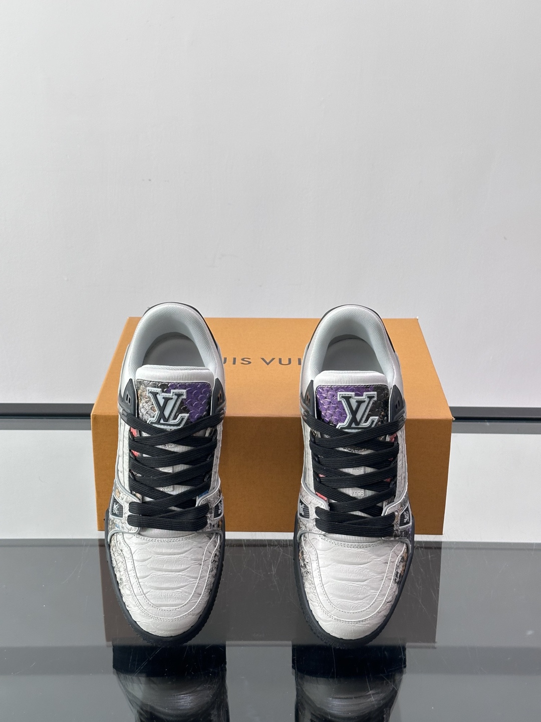 LV Trainer蟒蛇纹运动鞋2LV Trainer蟒蛇纹运动鞋，路易威登经典款，鞋面蟒蛇纹+Mono