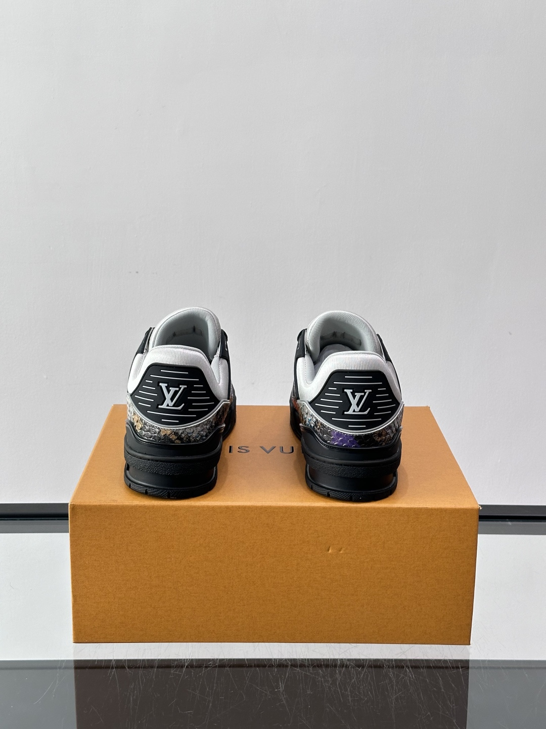 LV Trainer蟒蛇纹运动鞋2LV Trainer蟒蛇纹运动鞋，路易威登经典款，鞋面蟒蛇纹+Mono